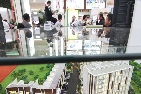 Pengunjung mengamati maket perumahan yang ditawarkan pada Indonesia Property Expo (Ipex) 2018 di Jakarta Convention Centre