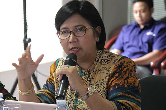  Destry Da­mayanti sebagai De­puti Gubernur Senior Bank Indonesia menggantikan Mirza Adityaswara