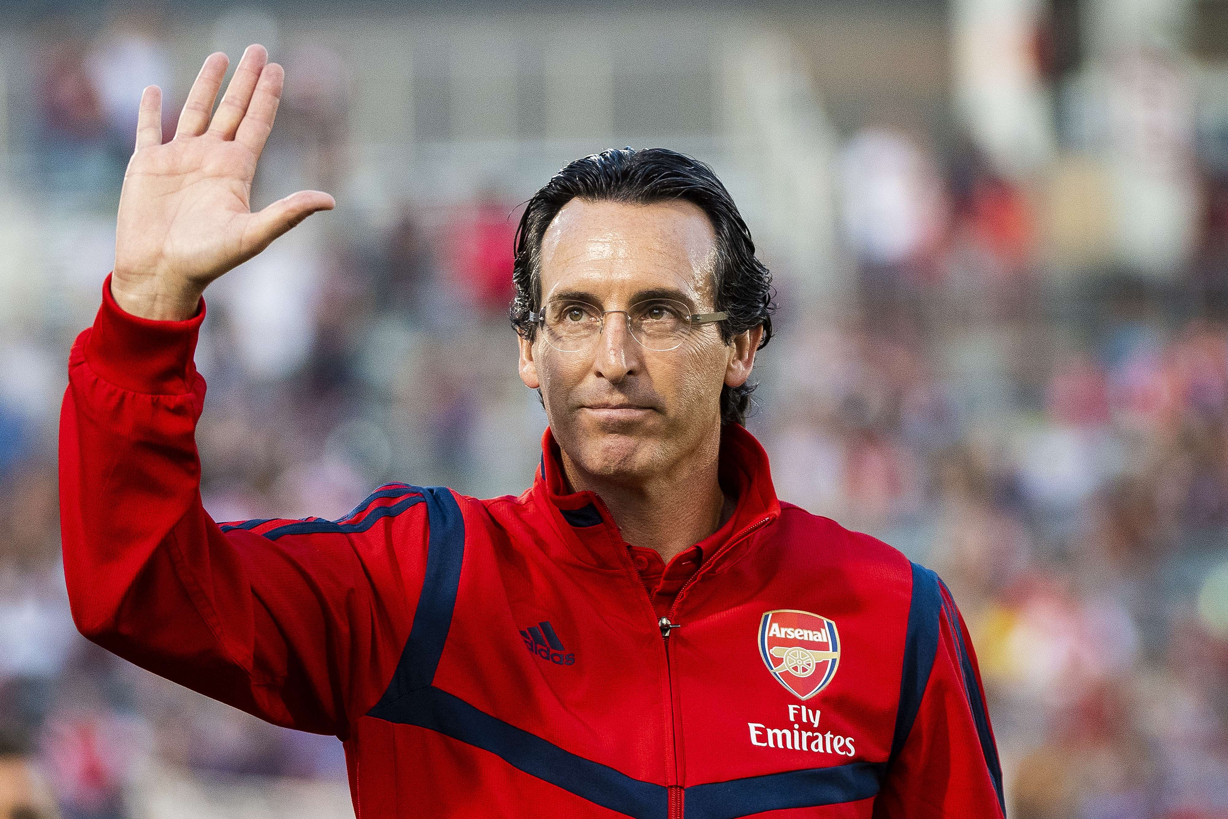 Arsitek Arsenal Unai Emery menyapa para fan  di Dick