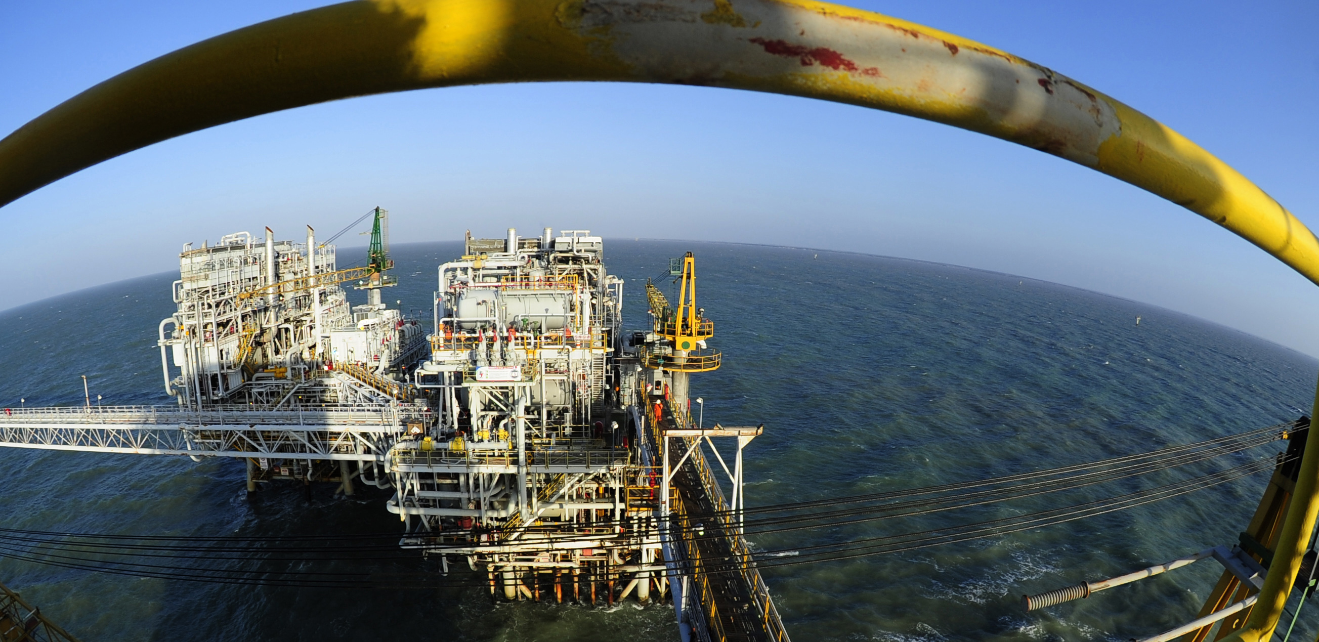 Aktivitas fasilitas produksi migas anjungan lepas pantai Mike-Mike, milik PT Pertamina Hulu Energi Offshore North West Java (PHE ONWJ)