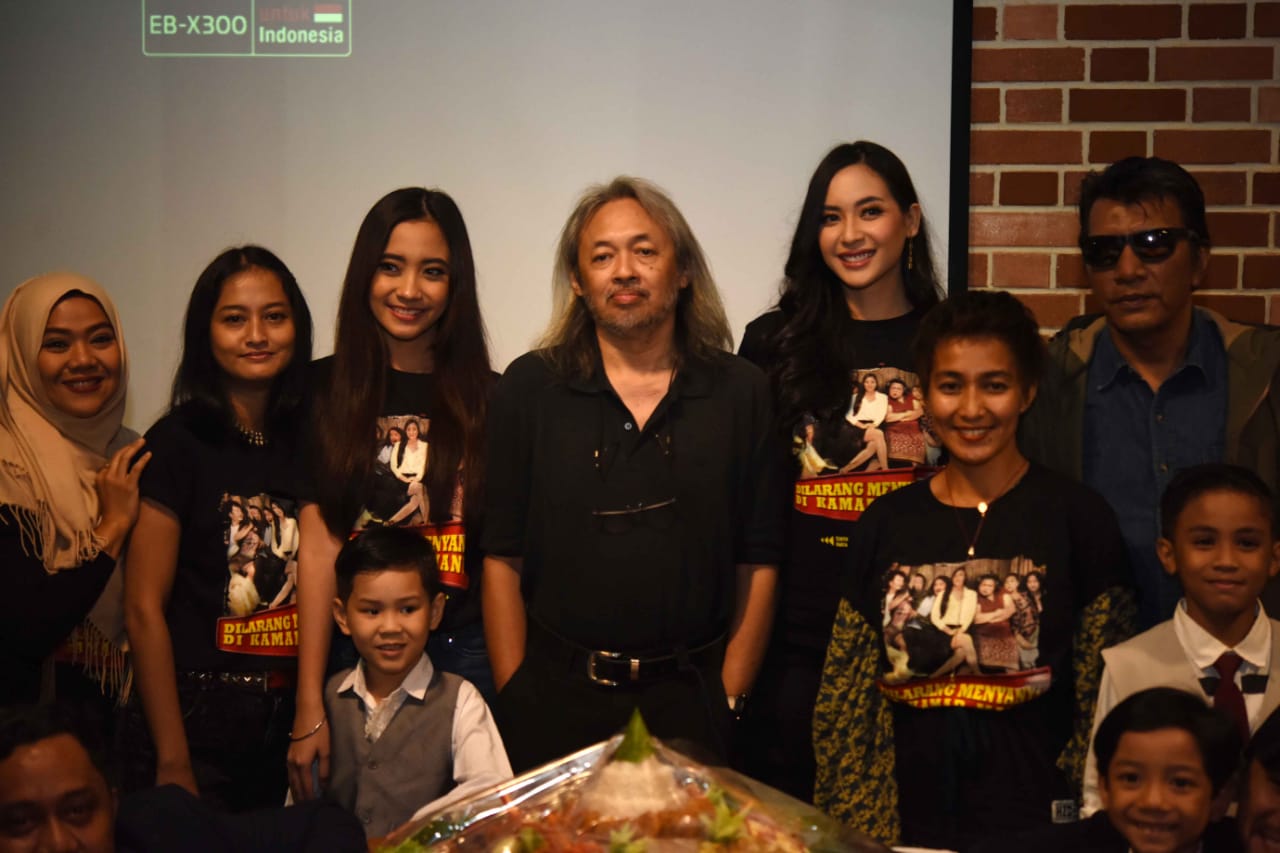 Penulis cerpen Seno  Gumira Ajidarma dan para pemain film Dilarang Menyanyi di Kamar Mandi. 