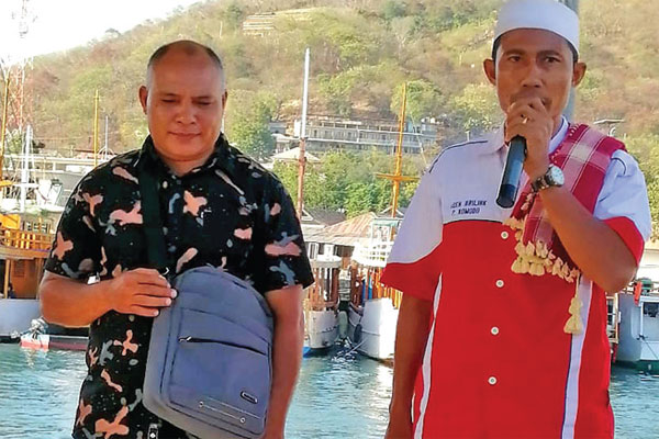 KISAH SUKSES: Ahmad Makadau (kanan) dan Kornelius Dagut menjadi kepanjangan tangan bank bagi warga di daerah terpencil 