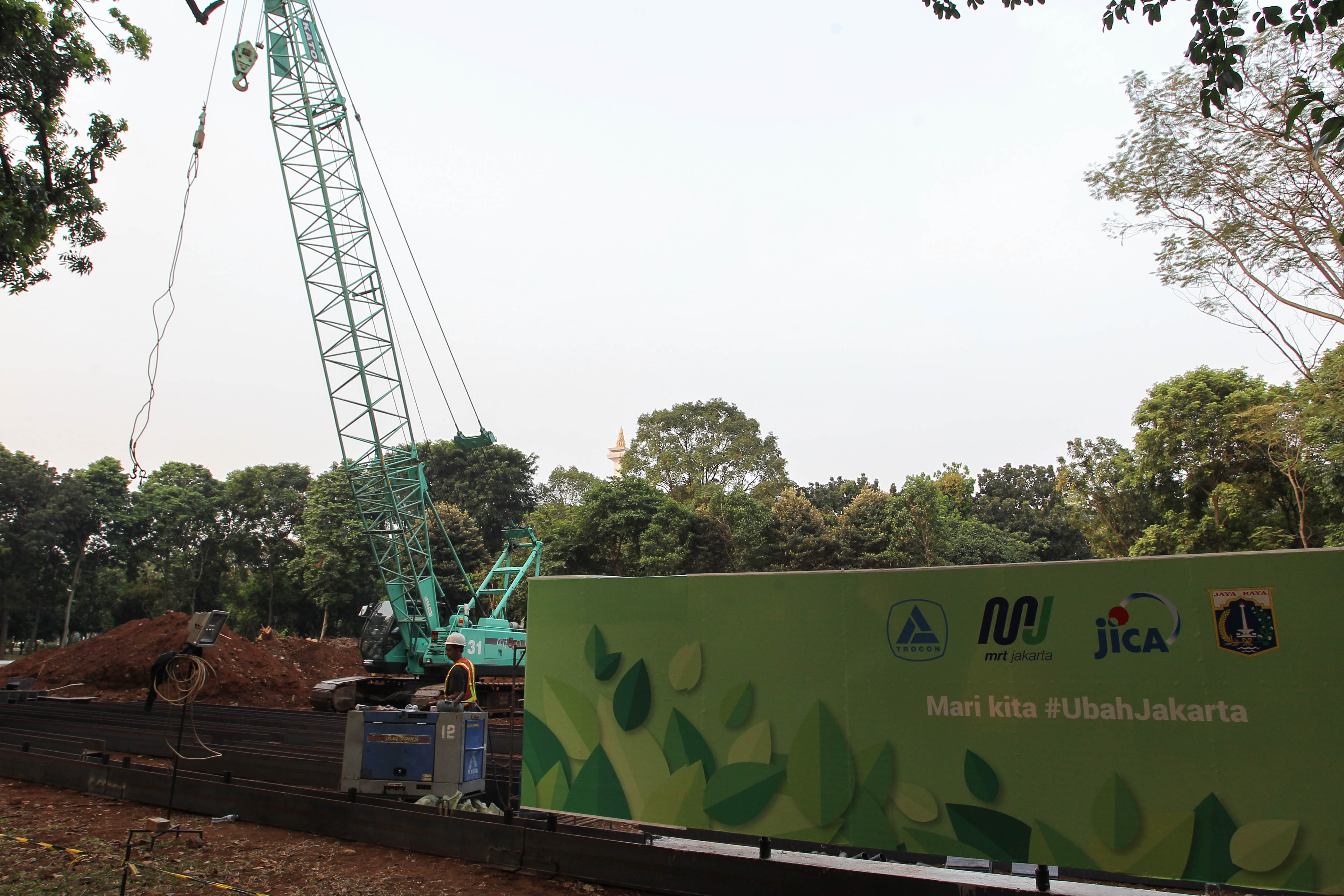 Alat berat dikerahkan untuk melakukan penggalian pada pembangunan proyek Moda Raya Terpadu (MRT) Fase II di kawasan Monumen Nasional (Monas)