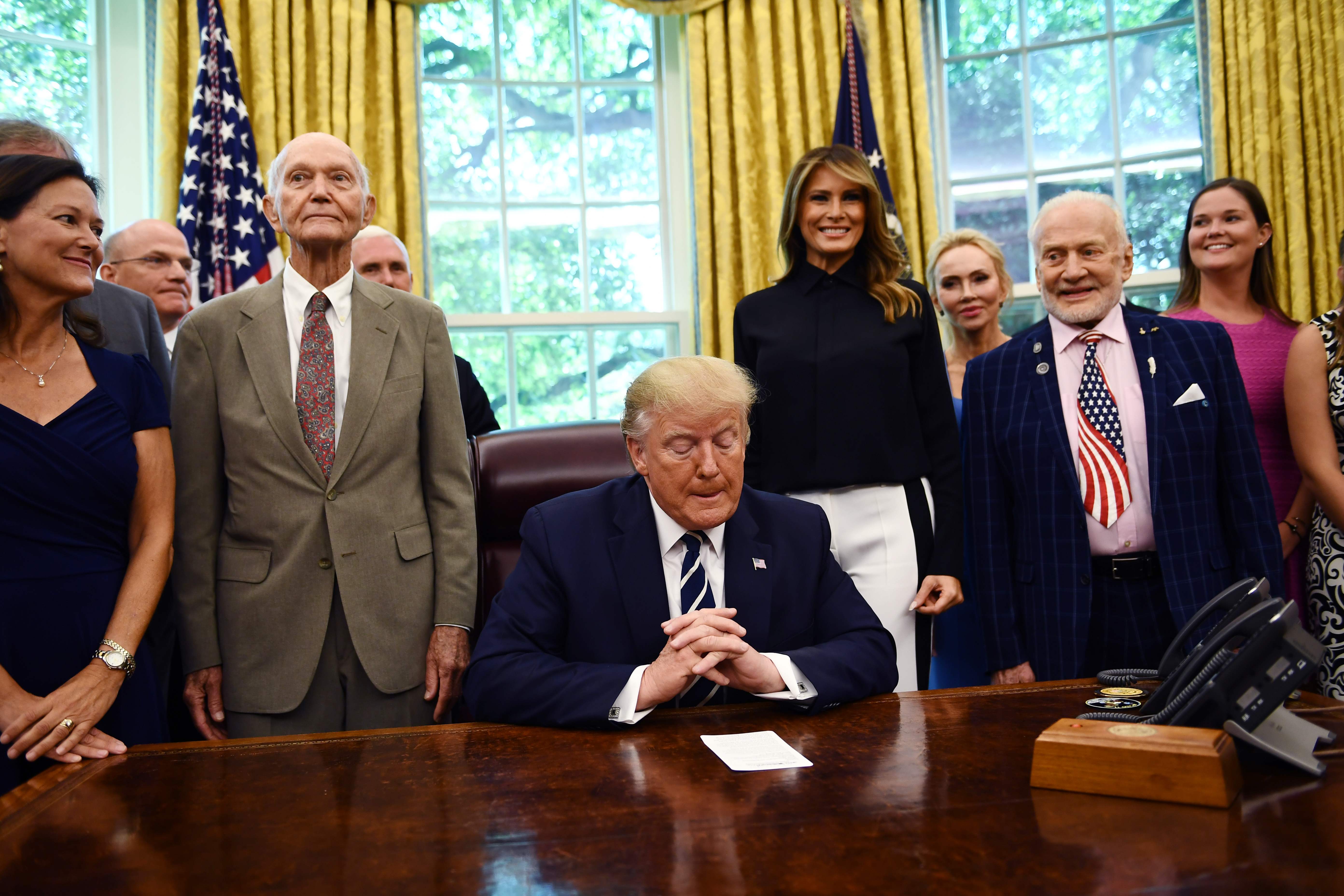 Presiden AS Donald Trump bersama astronaut misi Apollo 11 Buzz Aldrin (kanan) dan Michael Collins