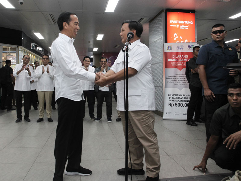 Presiden Joko Widodo (kiri) bersalaman dengan Prabowo Subianto (kanan) usai bersama-sama menaiki moda transportasi MRT.