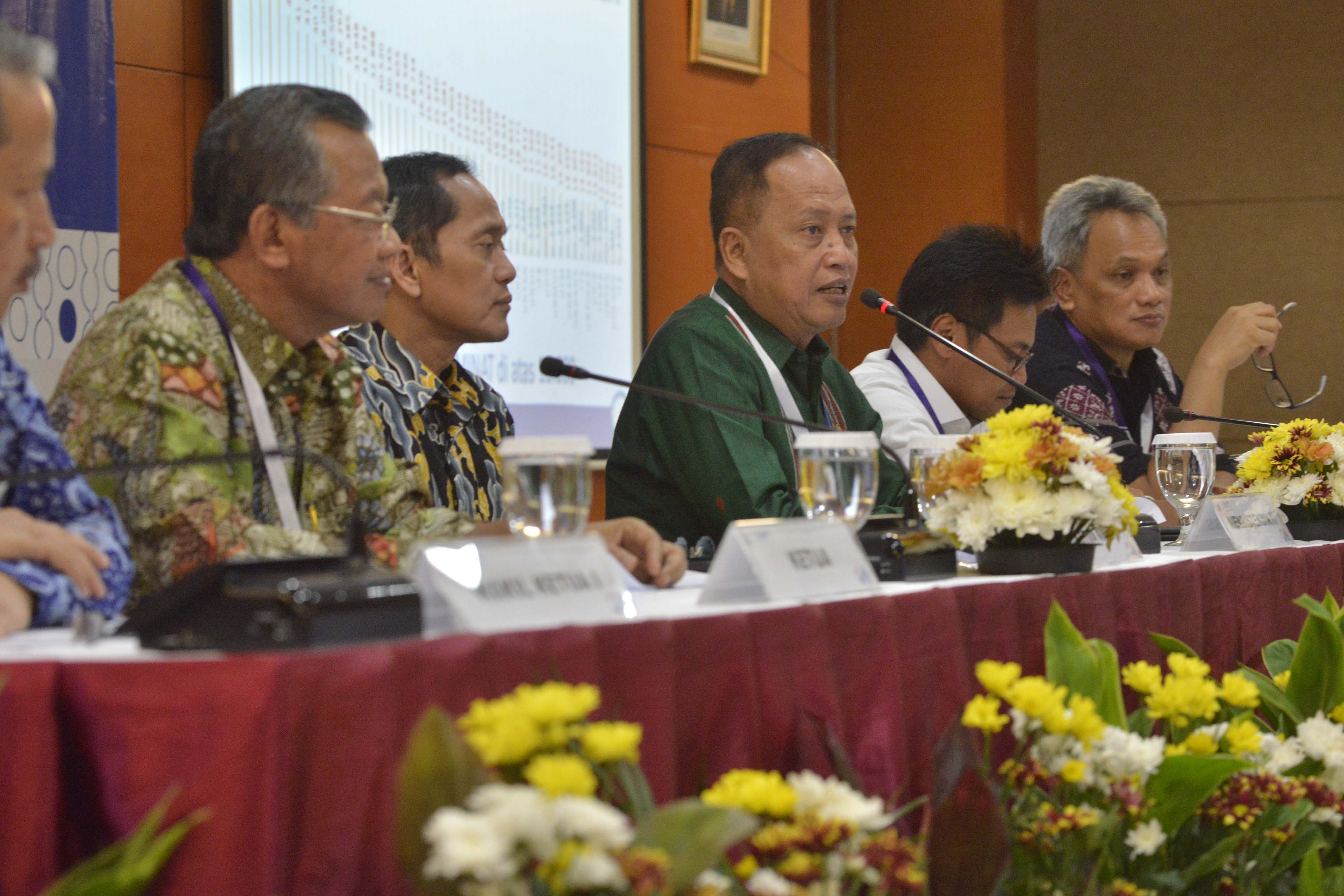  Menristek Dikti M Nasir (ketiga dari kanan)  memberikan keterangan hasil SBMPTN di Gedung Ristekdikti, Jakarta, Selasa (9/7).