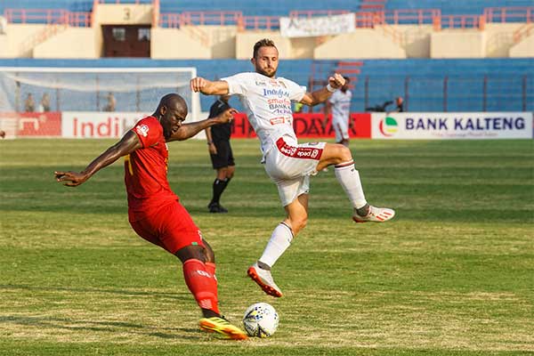 Pesepak bola Kalteng Putra Ok John (kiri) 