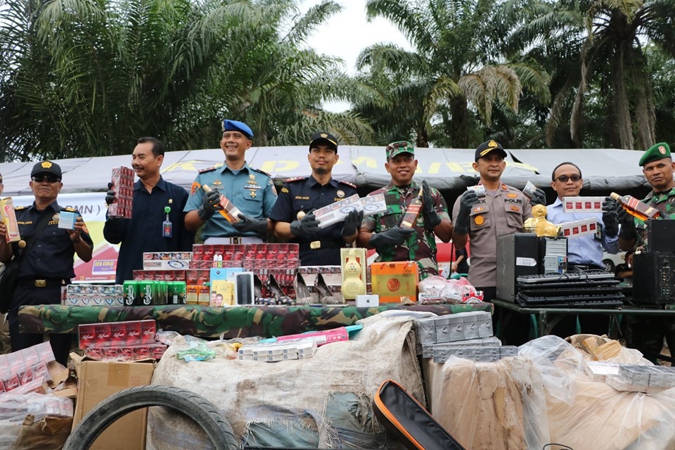 Sebelum pemusnahan yang dilakukan dengan cara digilas, dibakar, juga ditimbun dalam tanah.