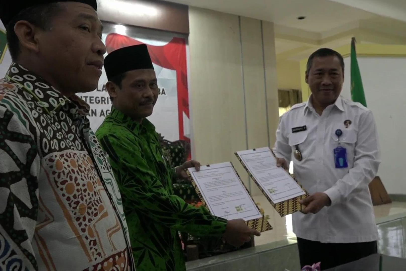 Penandatangan perjanjian kerja sama antara BNN dan Kanwil Kementerian Agama Jawa Timur di Kanwil Kemenag Jatim Jumat (12/7).