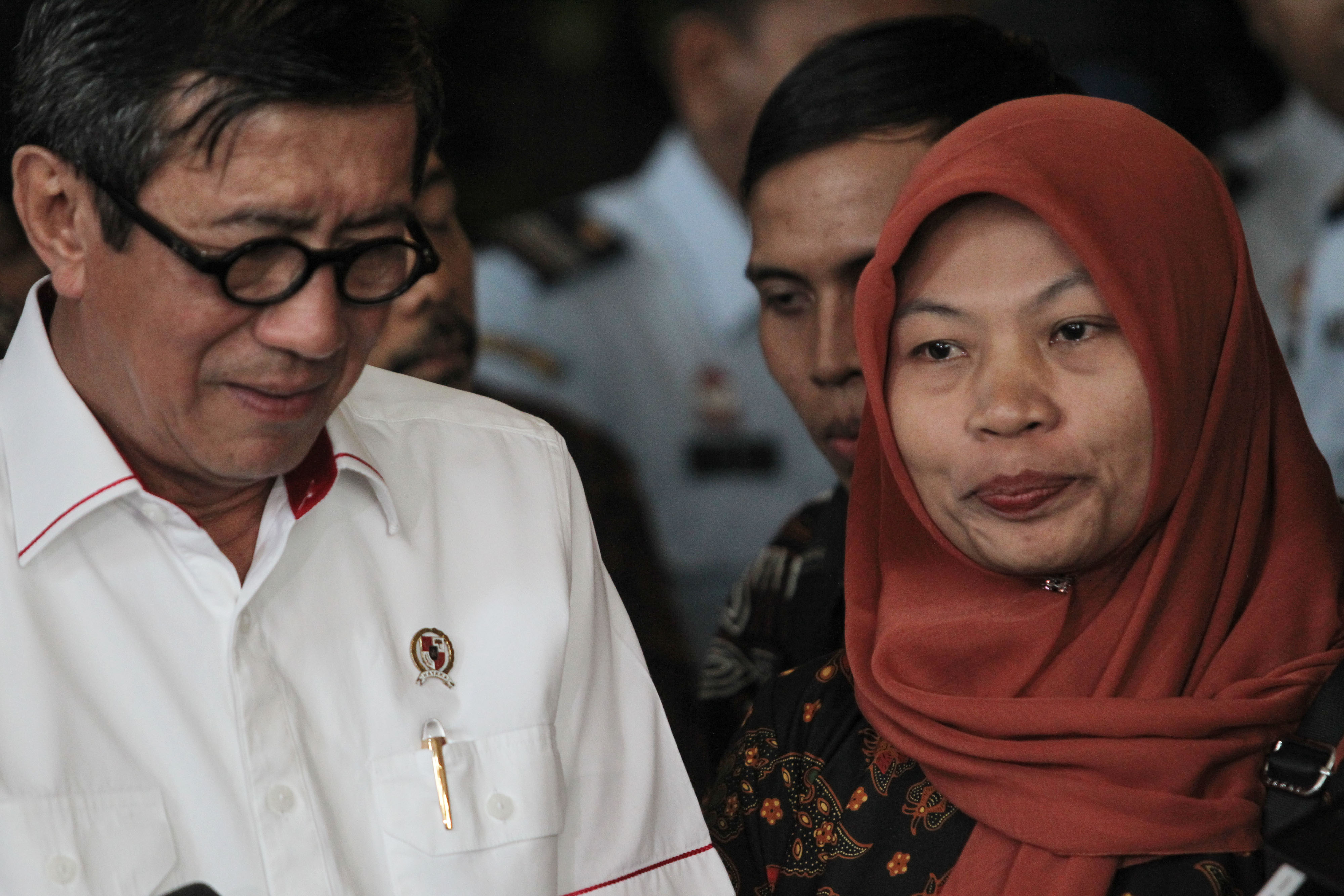 Menteri Hukum dan HAM Yasonna Laoly (kiri) memberikan keterangan kepada awak media seusai melakukan pertemuan di Kantor Kemenkumham.