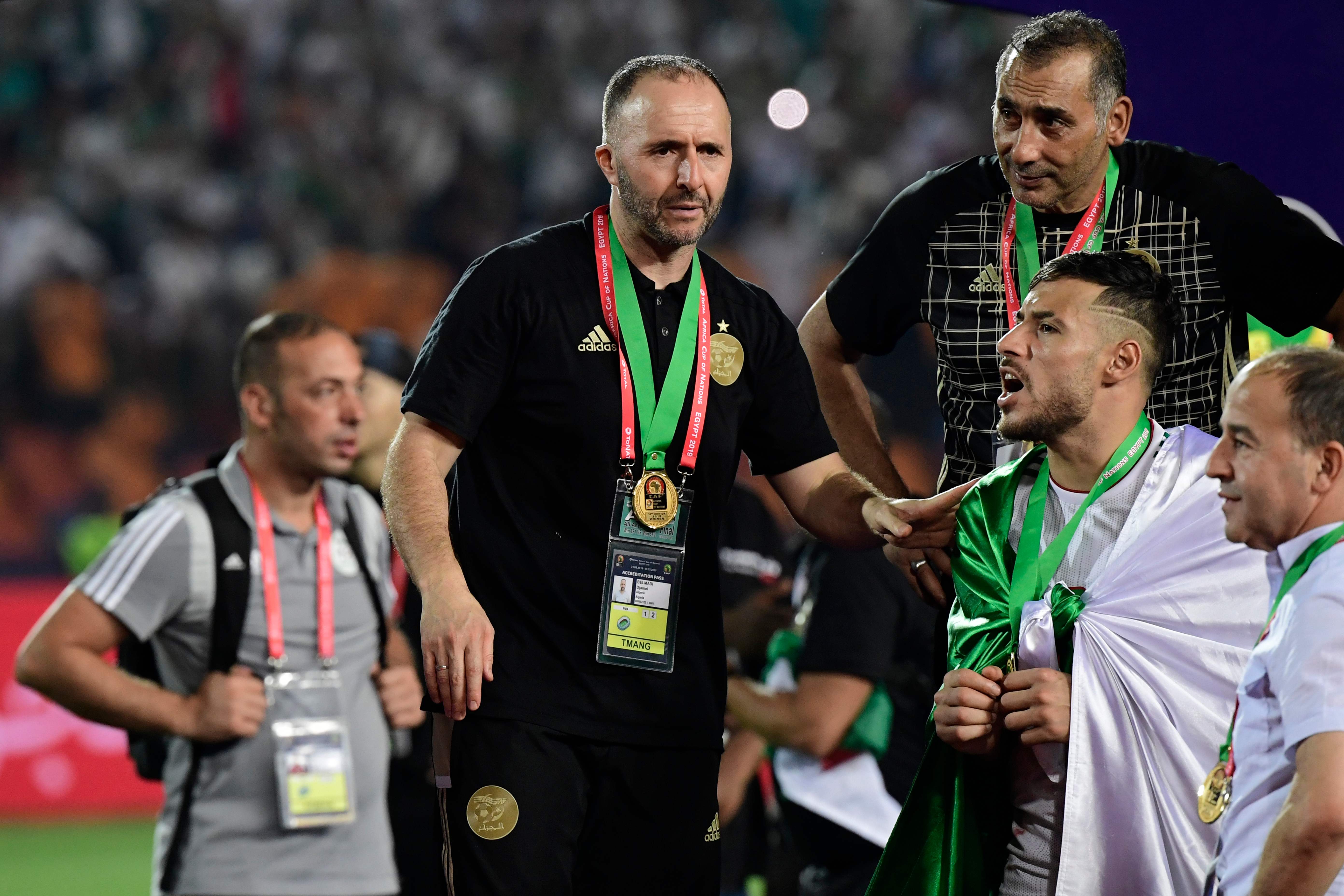 Pelatih Aljazair Djamel Belmadi (tengah) terlihat dengan medali emasnya selama pertandingan final Piala Afrika 2019 Afrika 
