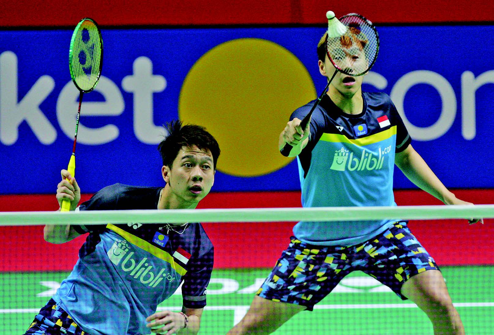 Pebulu tangkis ganda putra Indonesia Marcus Fernaldi Gideon/Kevin Sanjaya Sukamuljo berusaha mengembalikan bola ke arah pebulu tangkis ganda