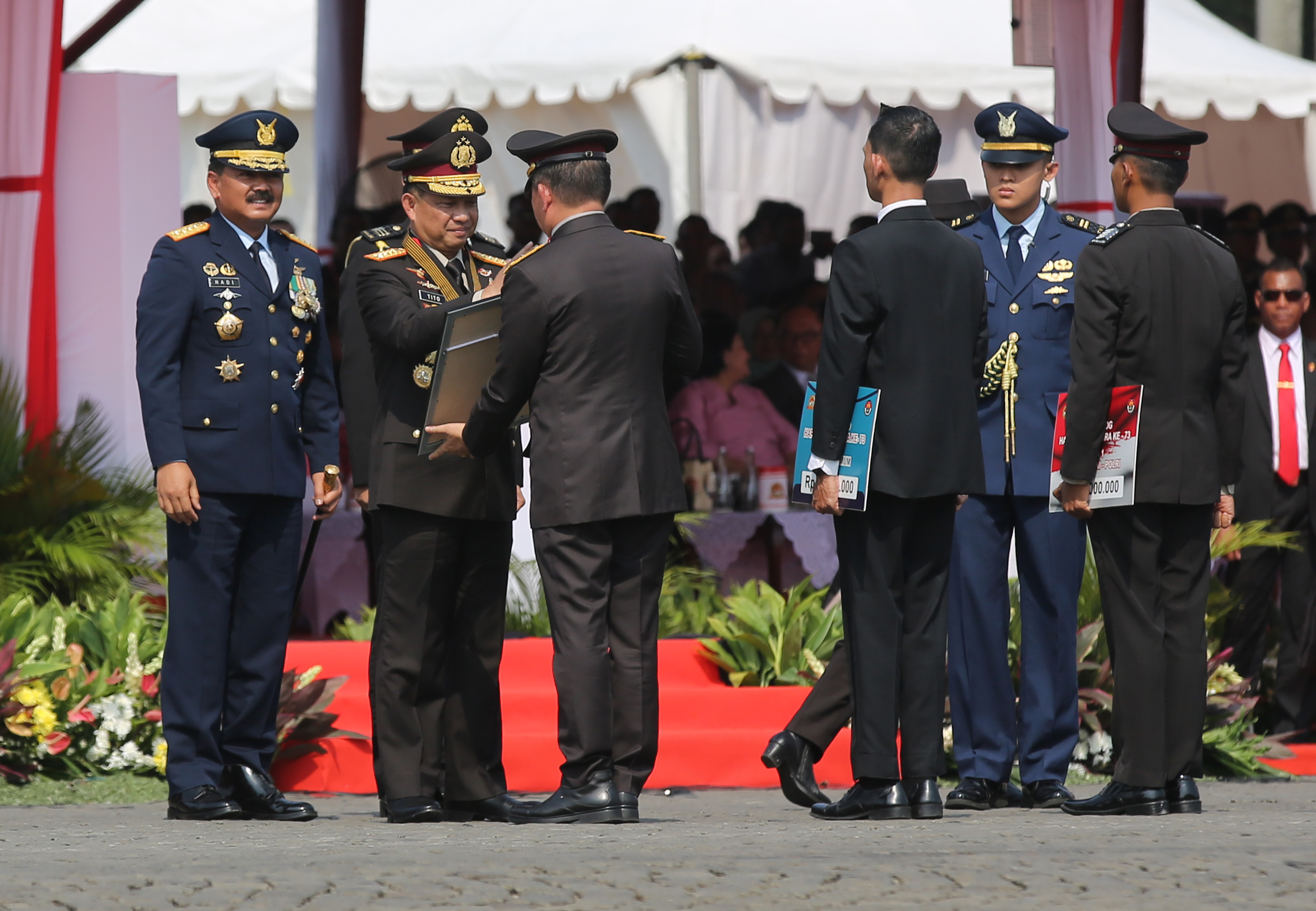  Kapolri Jenderal Pol Tito Karnavian dan Panglima TNI Marsekal Hadi Tjahjanto memberikan penghargaan.