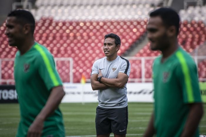  Pelatih Timnas Indonesia Bima Sakti (tengah) 