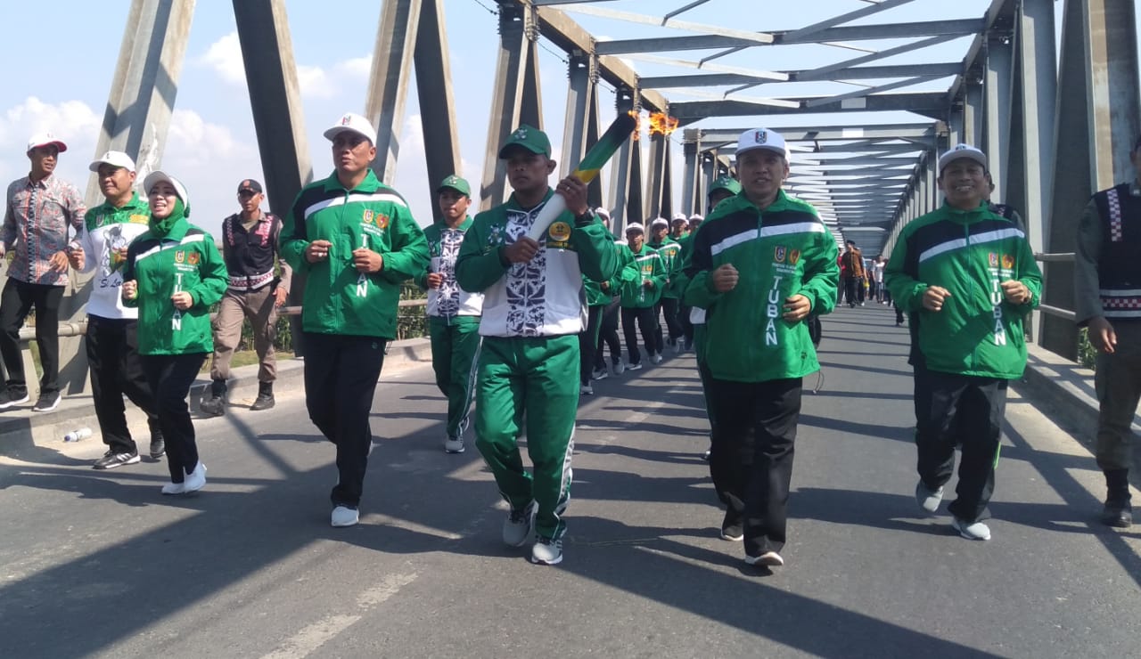 Api abadi Pekan Olahraga Provinsi dibawa para atlet masuk dari Tuban ke Lamongan melalui jembatan penghubung dua wiilayah, Rabu (3/7) 