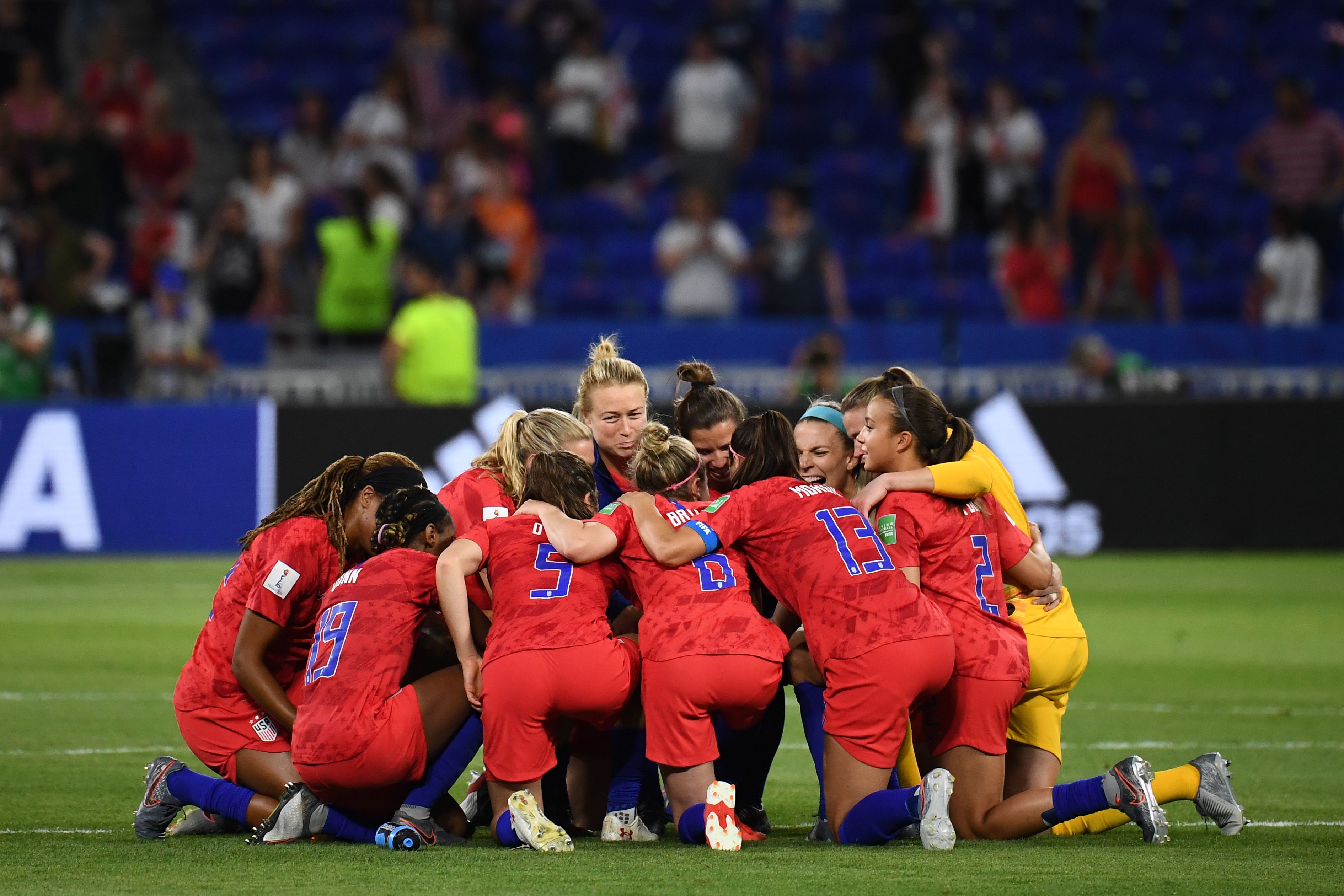 Para pemain Amerika Serikat merayakan kemenangan atas Inggris di laga semifinal Piala Dunia Putri.