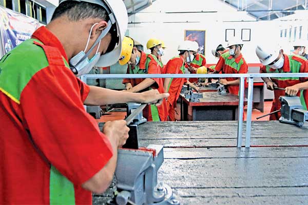 Suasana pembelajaran siswa kelas khusus perkeretaapian yang tengah belajar praktik di SMKN 1 Glagah, Banyuwangi, Jawa Timur, kemarin.