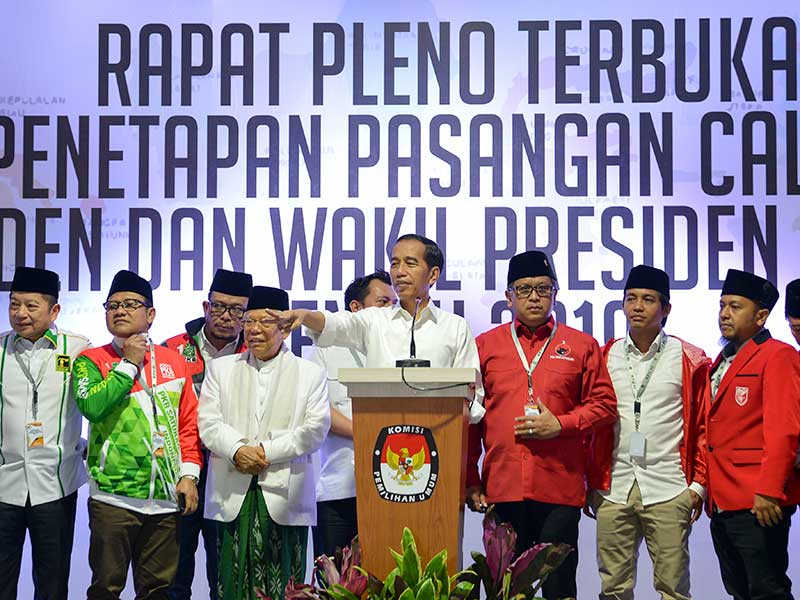 Presiden dan Wakil Presiden terpilih periode 2019-2024, Joko Widodo (tengah) dan KH Ma