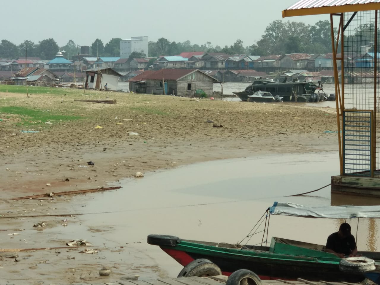 Kondisi air di Pelabuhan Rambang, Kota Palangka Raya surut. Hal itu menyulitkan pelayaran angkutan sungai ke pedalaman. 