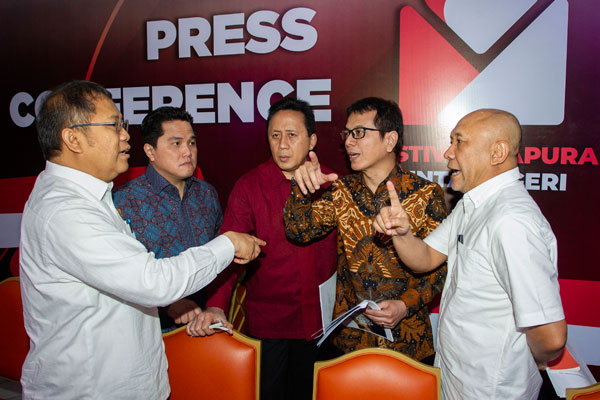 FESTIVAL GAPURA CINTA NEGERI: Menteri Komunikasi dan Informatika (Menkominfo) Rudiantara (kiri) berbincang dengan Pengarah Festival Erick Th