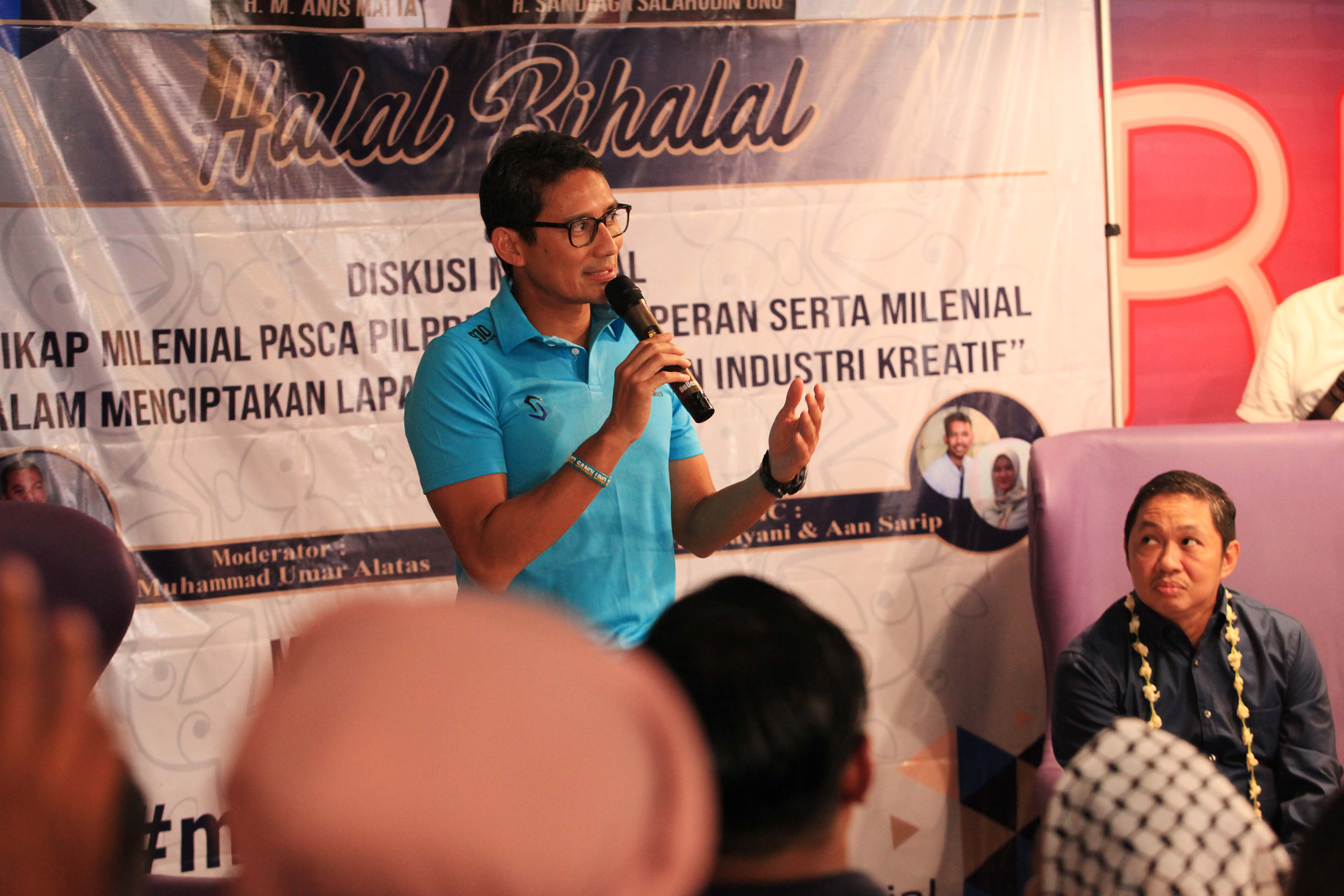 Mantan Wagub DKI Jakarta Sandiaga Uno (kiri) bersama mantan Presiden PKS Anis Matta pada acara Halal Bihalal dan Diskusi Milenial di Jakarta