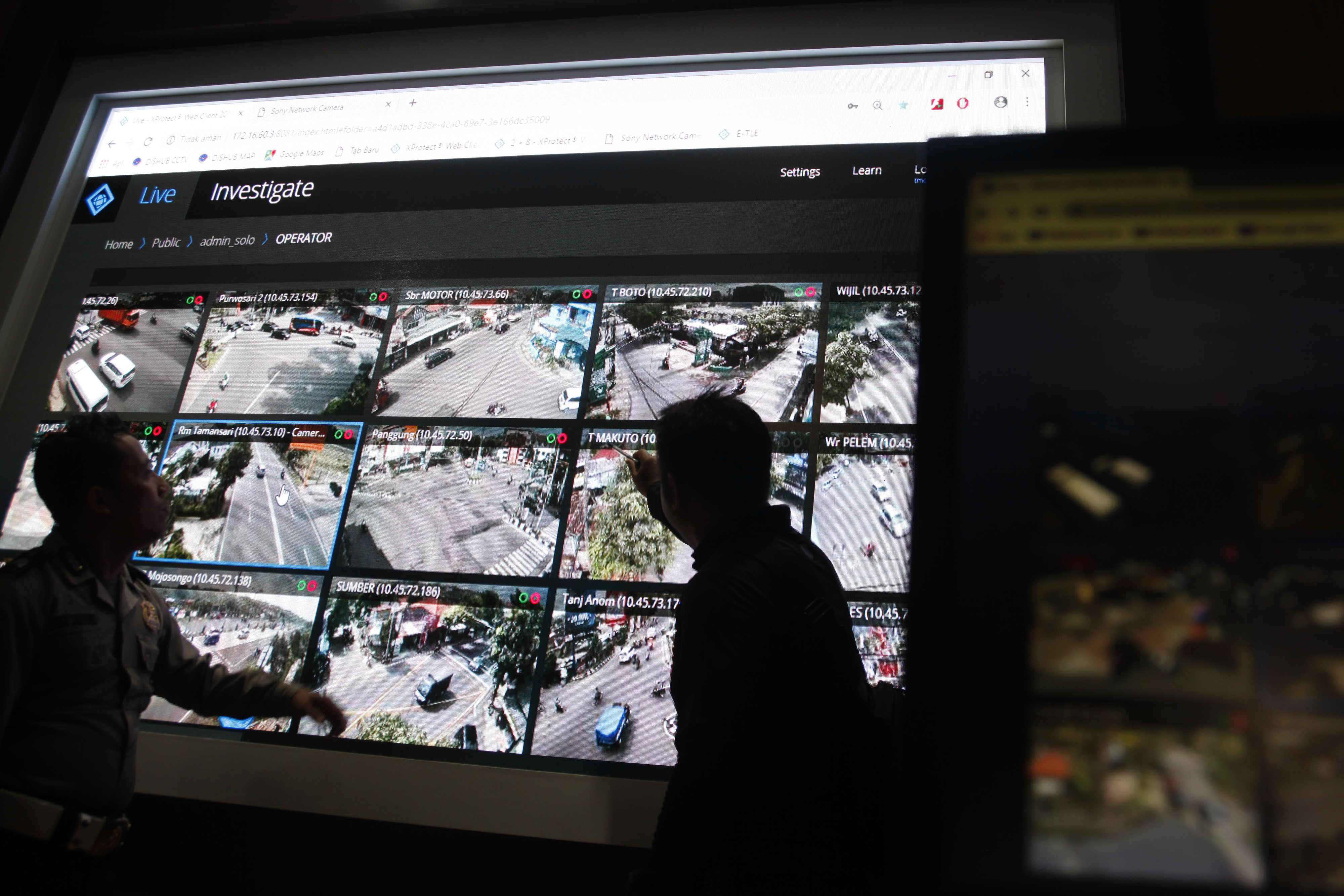  Polisi memantau pelanggaran lalu lintas di ruangan Traffic Management Centre (TMC) 