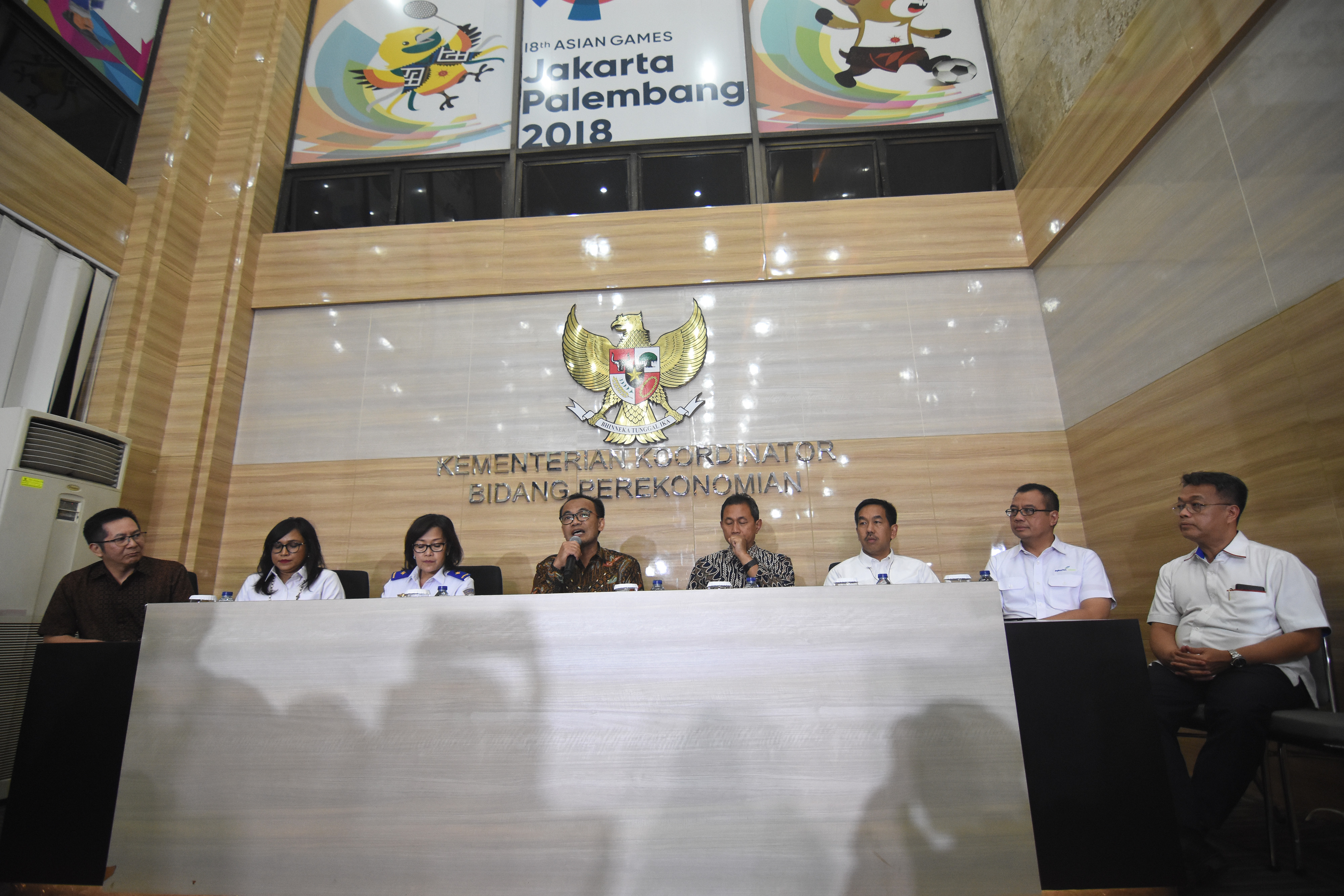 EVALUASI KEBIJAKAN PENURUNAN TARIF TIKET PESAWAT: (dari kiri-kanan) CEO Lion Air Rudy Lumingkewas, Direktur Keuangan Citilink Ester Siahaan