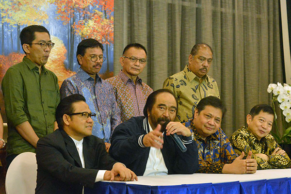 Ketua umum Partai Nasdem Surya Paloh saat memberikan keterangan pers