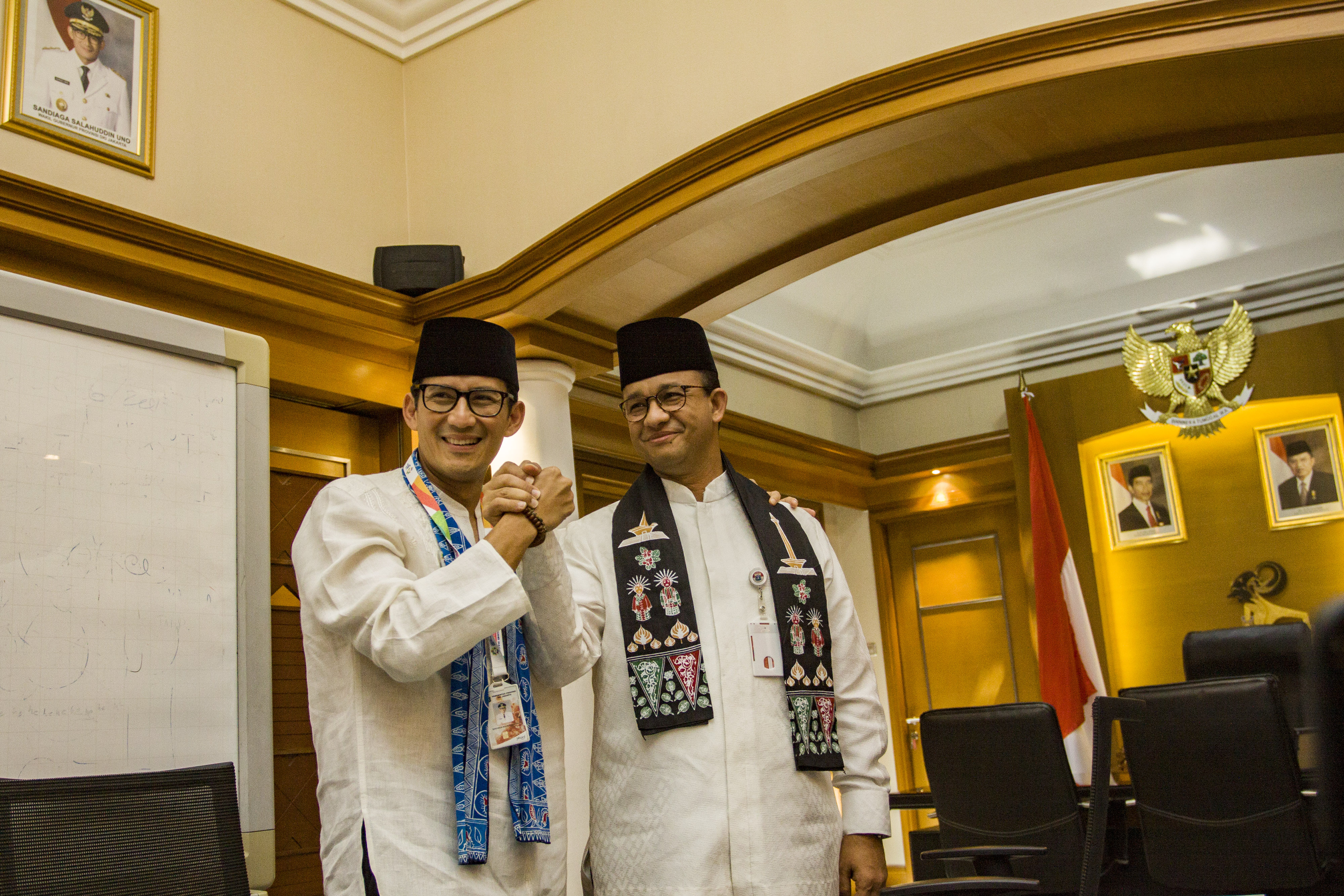Mantan Wakil Gubernur DKI Jakarta Sandiaga Uno (kiri) saat pamitan dengan Gubernur DKI Jakarta Anies Baswedan
