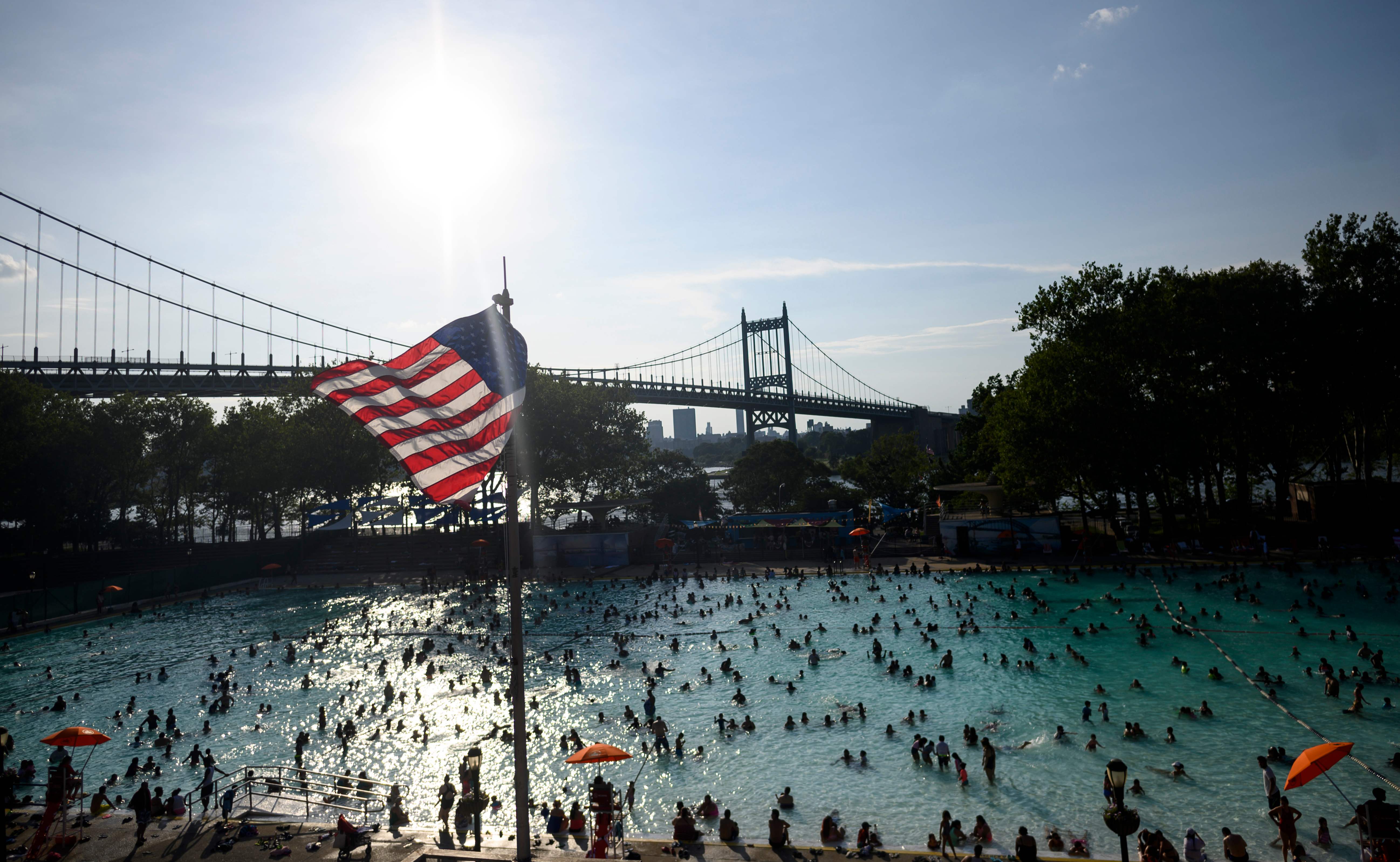 Kolam Astoria pada sore yang panas di wilayah Queens, New York City, pada 20 Juli 2019
