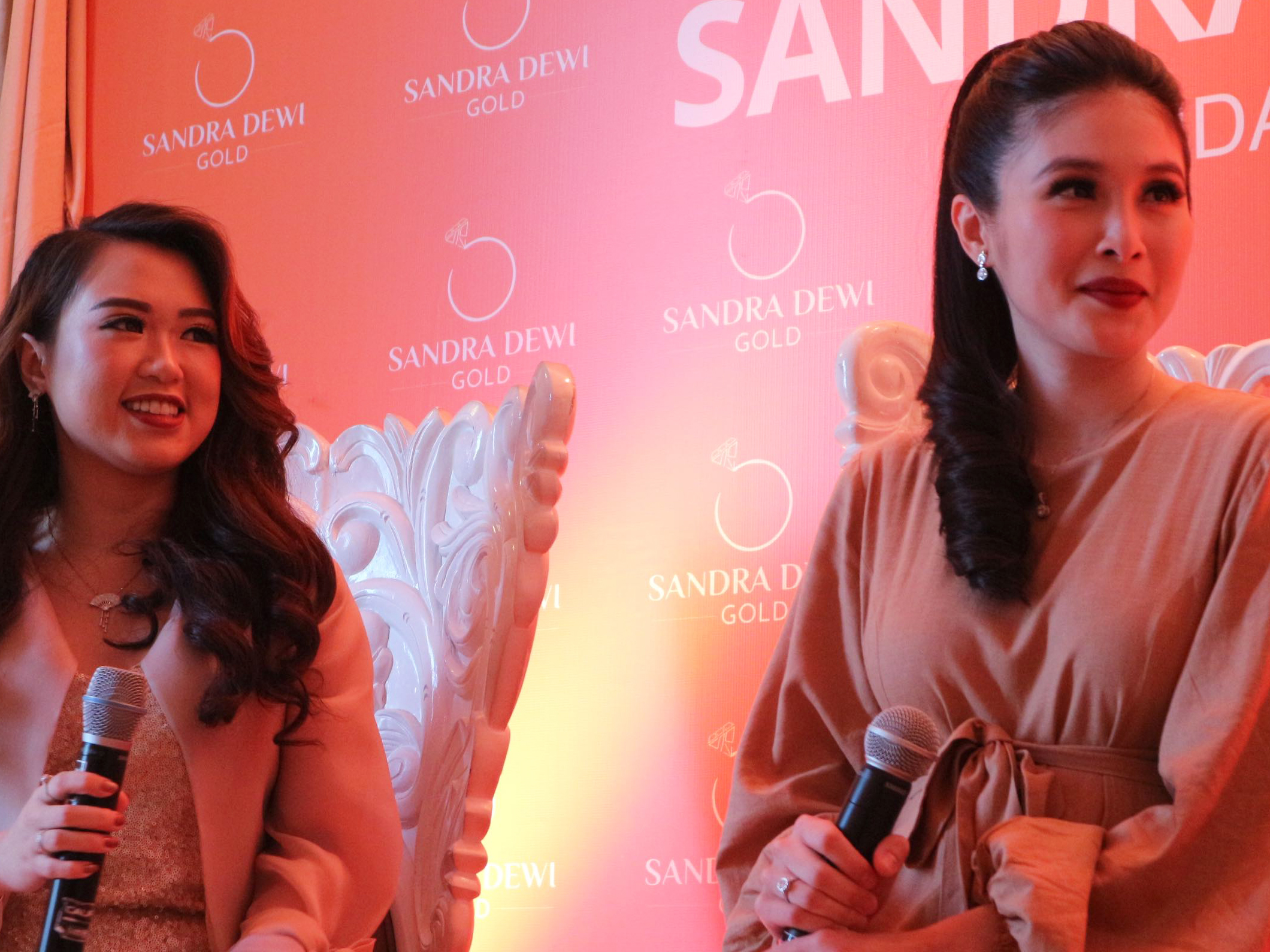 Sandra Dewi luncurkan lini perhiasan emas.