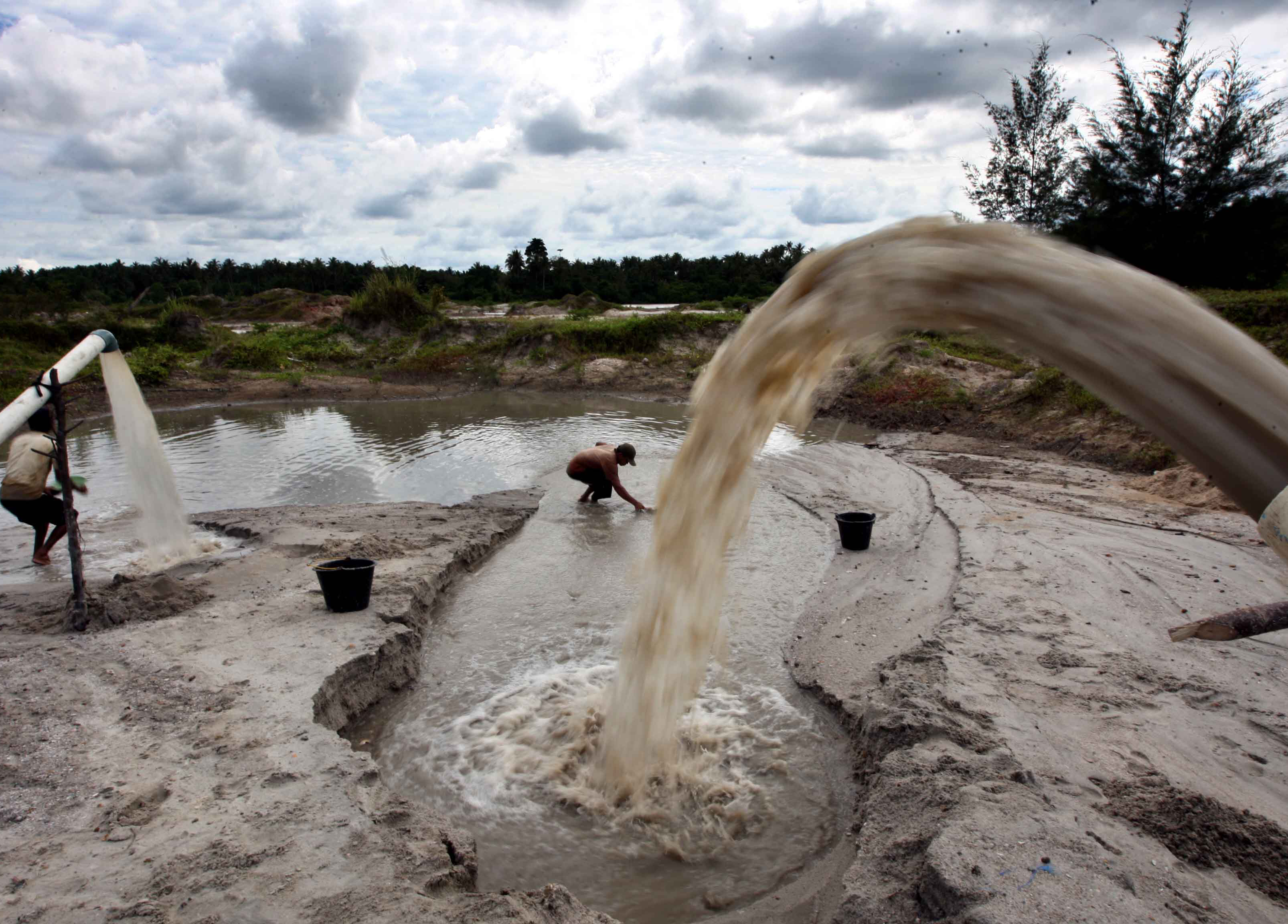 Penambangan timah tradisional di Sampur, Bangka 