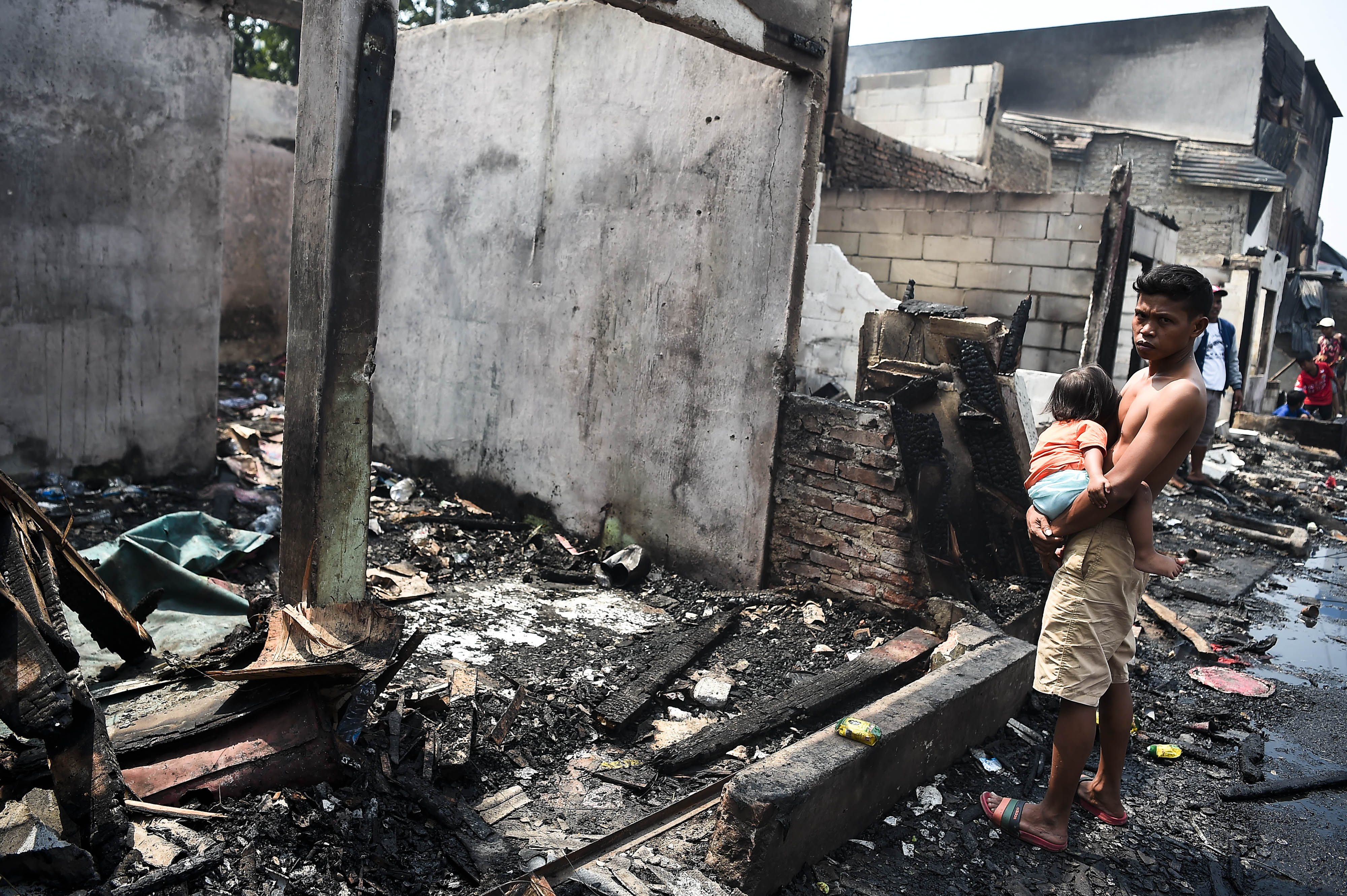 Warga melihat kondisi rumahnya pascakebakaran di Jalan Jati Bundar, Tanah Abang, Jakarta, Minggu (30/6).