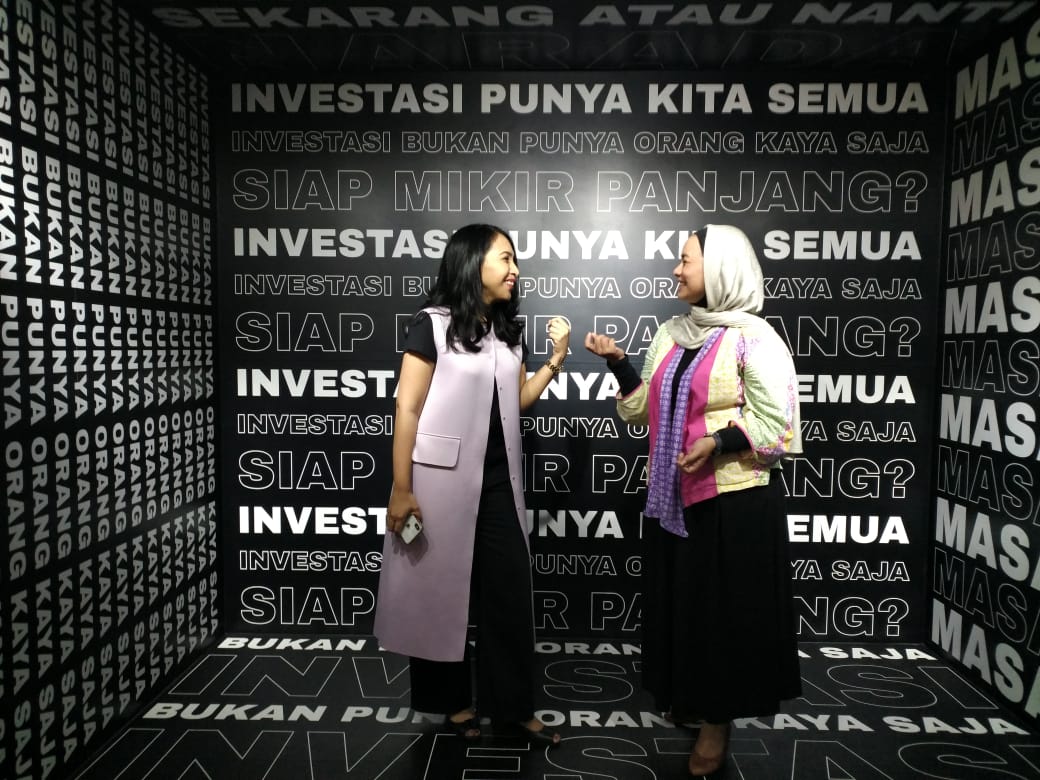 N. Anie Puspitasari, Chief Marketing Officer Narada Asset Management (kiri) berkampanye investasi bukan untuk orang kaya saja, Selasa (23/7)