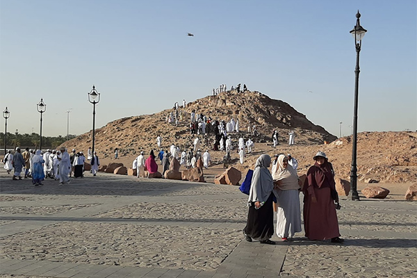 Jemaah haji berziarah ke makam syuhada di Jabal Uhud