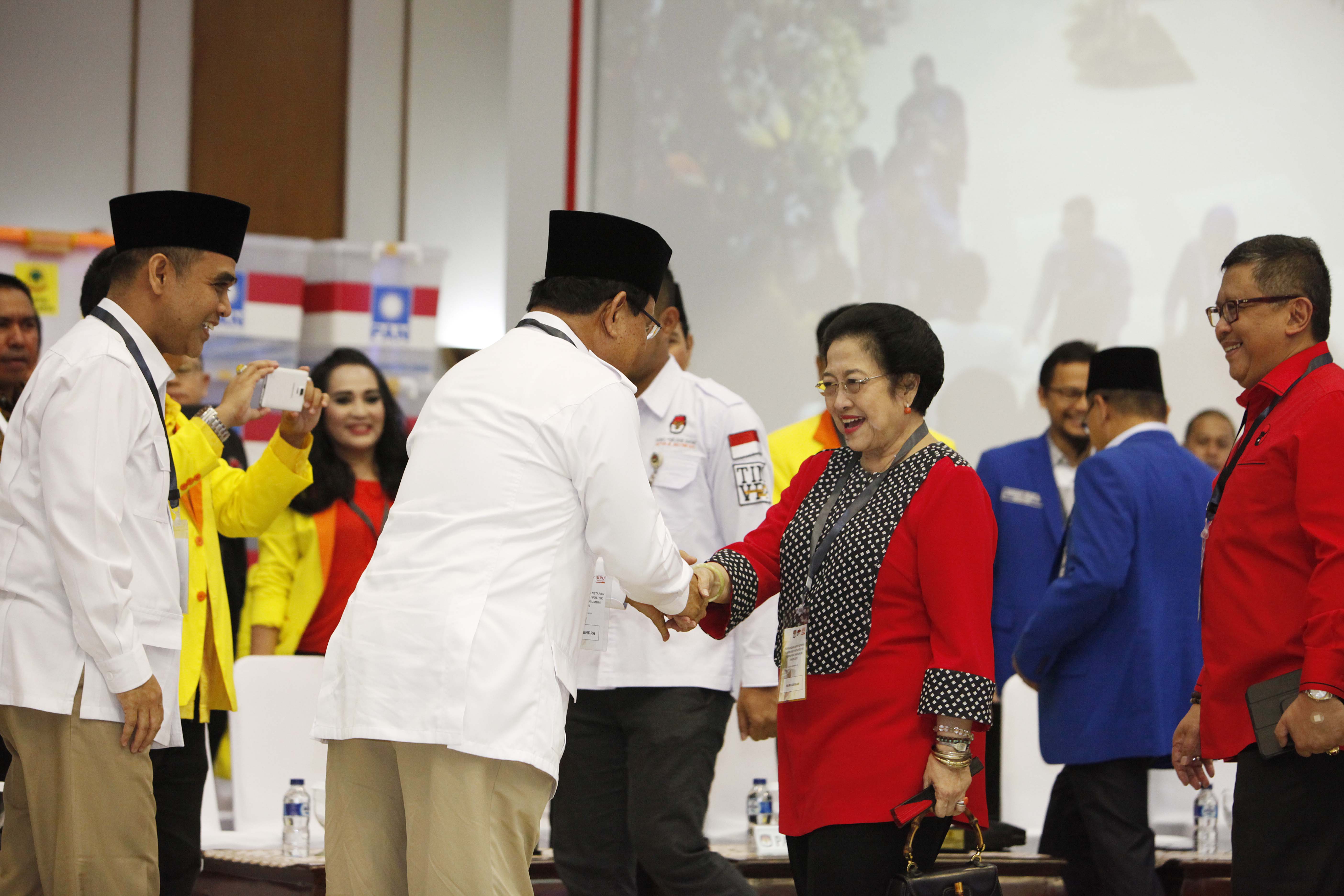  Ketua Umum PDIP Megawati Soekarnoputri (kanan) bersalaman dengan Ketua Umum Partai Gerindra Prabowo Subianto 