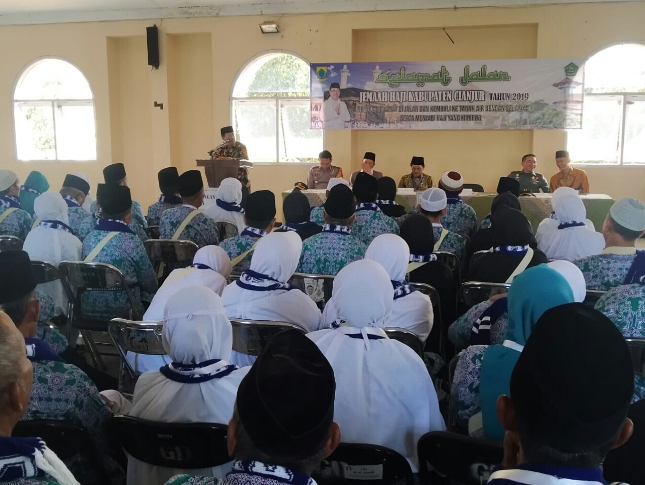  Plt Bupati Cianjur, Jawa Barat, Herman Suherman, memberikan pengarahan sebelum melepas  402 jamaah calon haji, Sabtu (6/7). 
