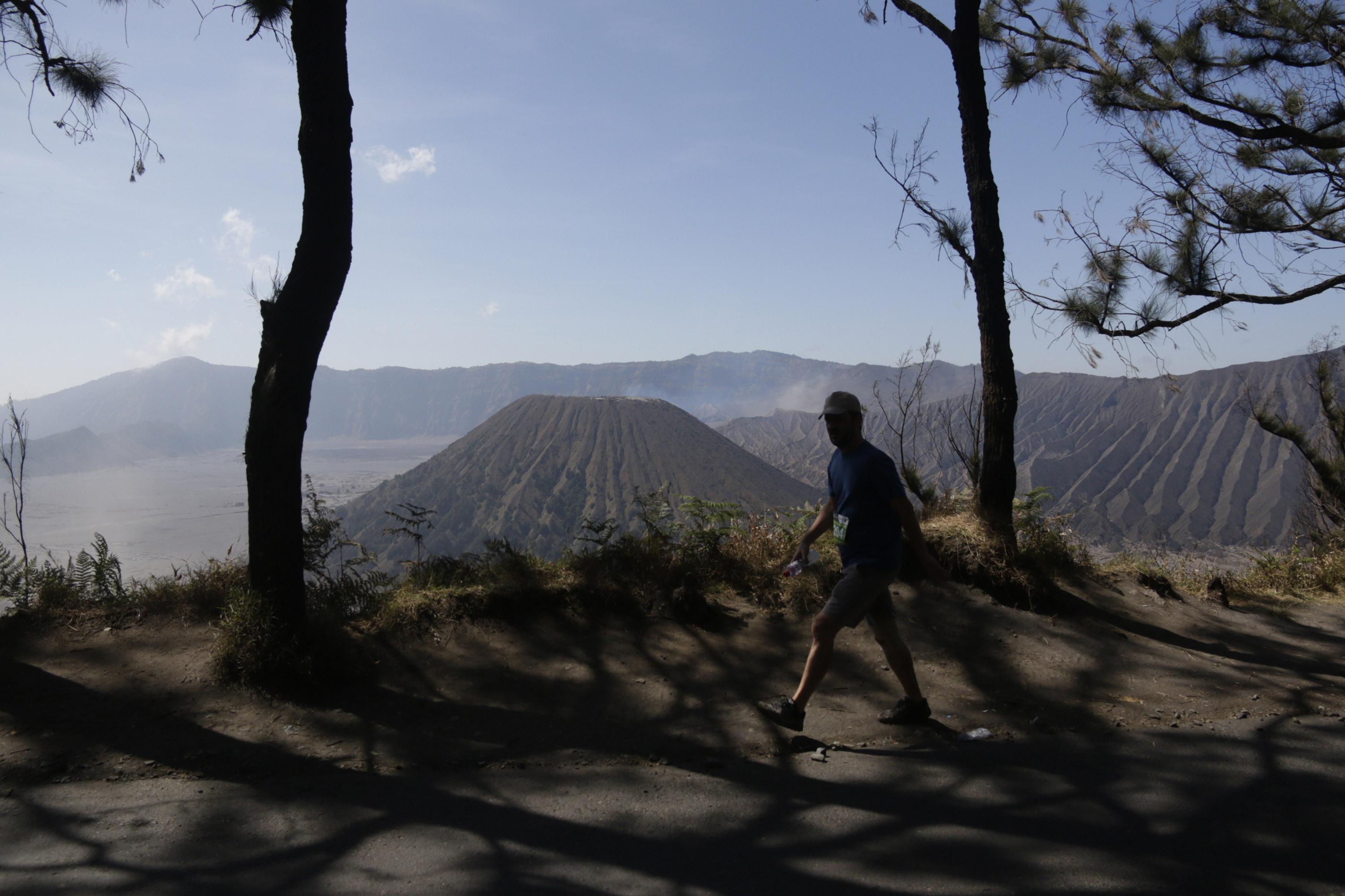 Peserta Bromo Marathon 2018 berlari di jalur berlatar Gunung Bromo.