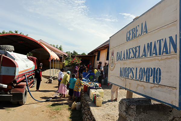 Petugas ACT cabang Sulteng mendistribusikan air bersih kepada warga di Dusun VI Lompio, Desa Maranata, Sigi