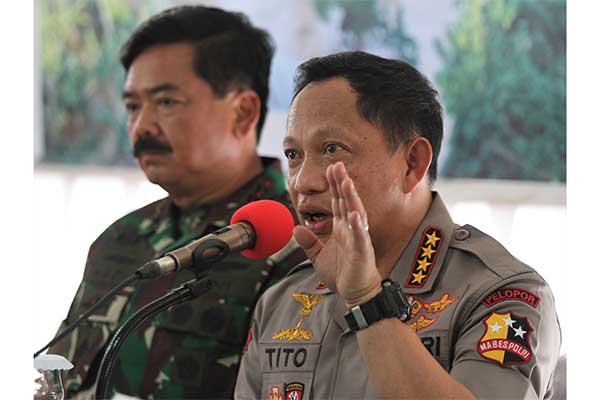 Kapolri Jenderal Pol Tito Karnavian (Kanan) dan Panglima TNI Marsekal TNI Hadi Tjahjanto (kiri) 