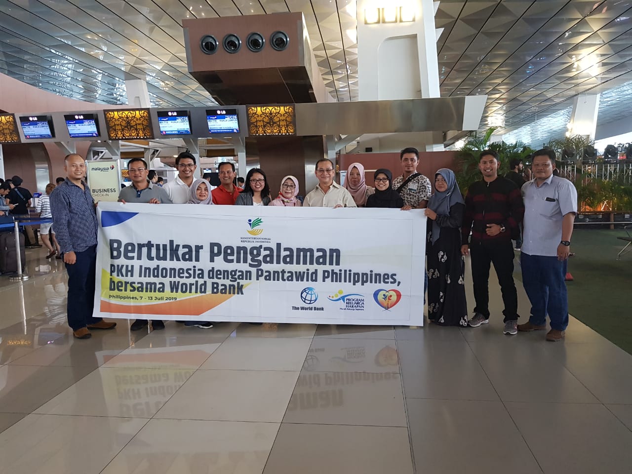 10 pekerja Program Keluarga Harapan Kementerian Sosial dikirim ke Filipina untuk melakukan studi banding.