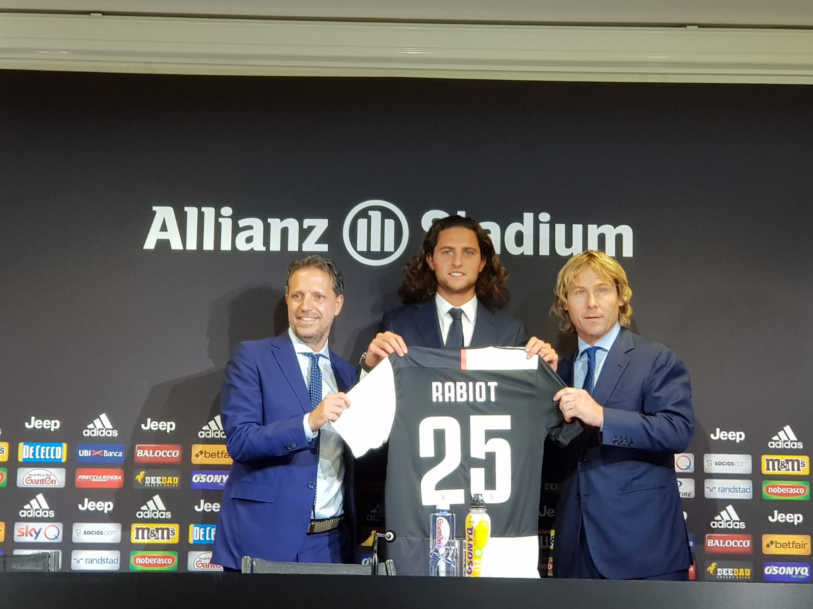 Adrien Rabiot saat diperkenalkan sebagai pemain Juventus