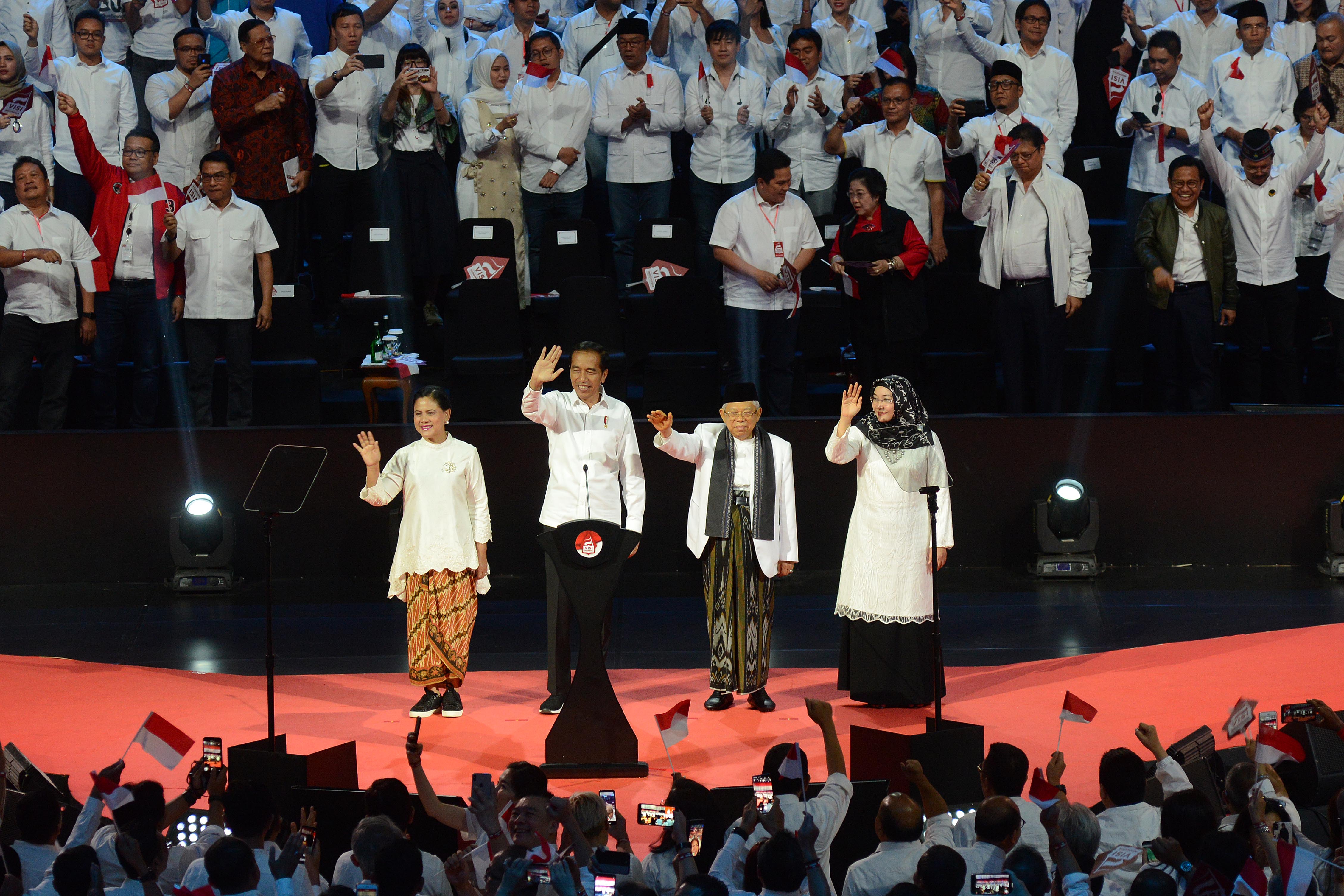 Presiden dan Wakil Presiden terpilih 2019-2024 Joko Widodo (kedua kiri) beserta istri dan KH. Ma'ruf Amin (kedua kanan) dan istri mereka