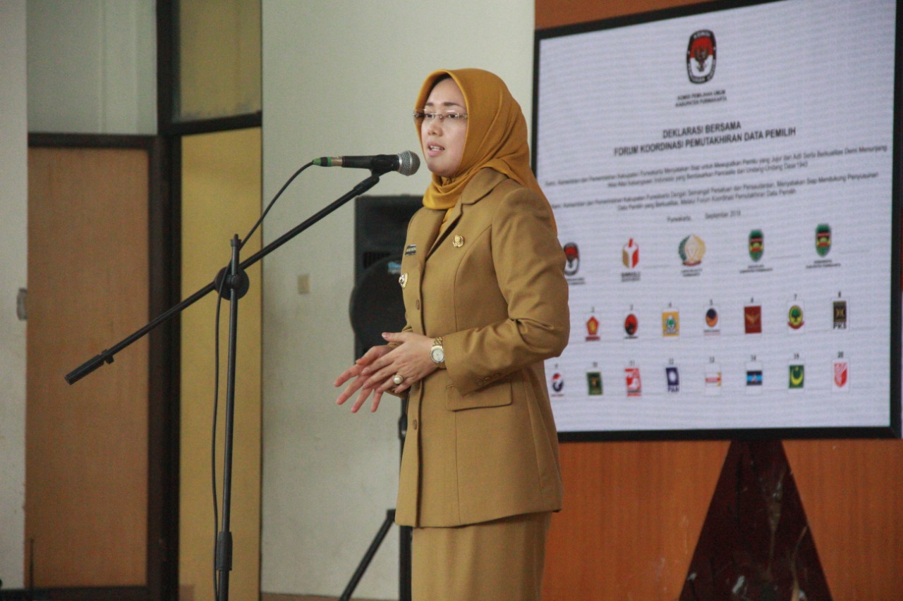 Bupati Purwakarta Anne  Ratna Mustika mengeluarkan larangan merokok bagi ASN di lingkup Pemkab Purwakarta. 