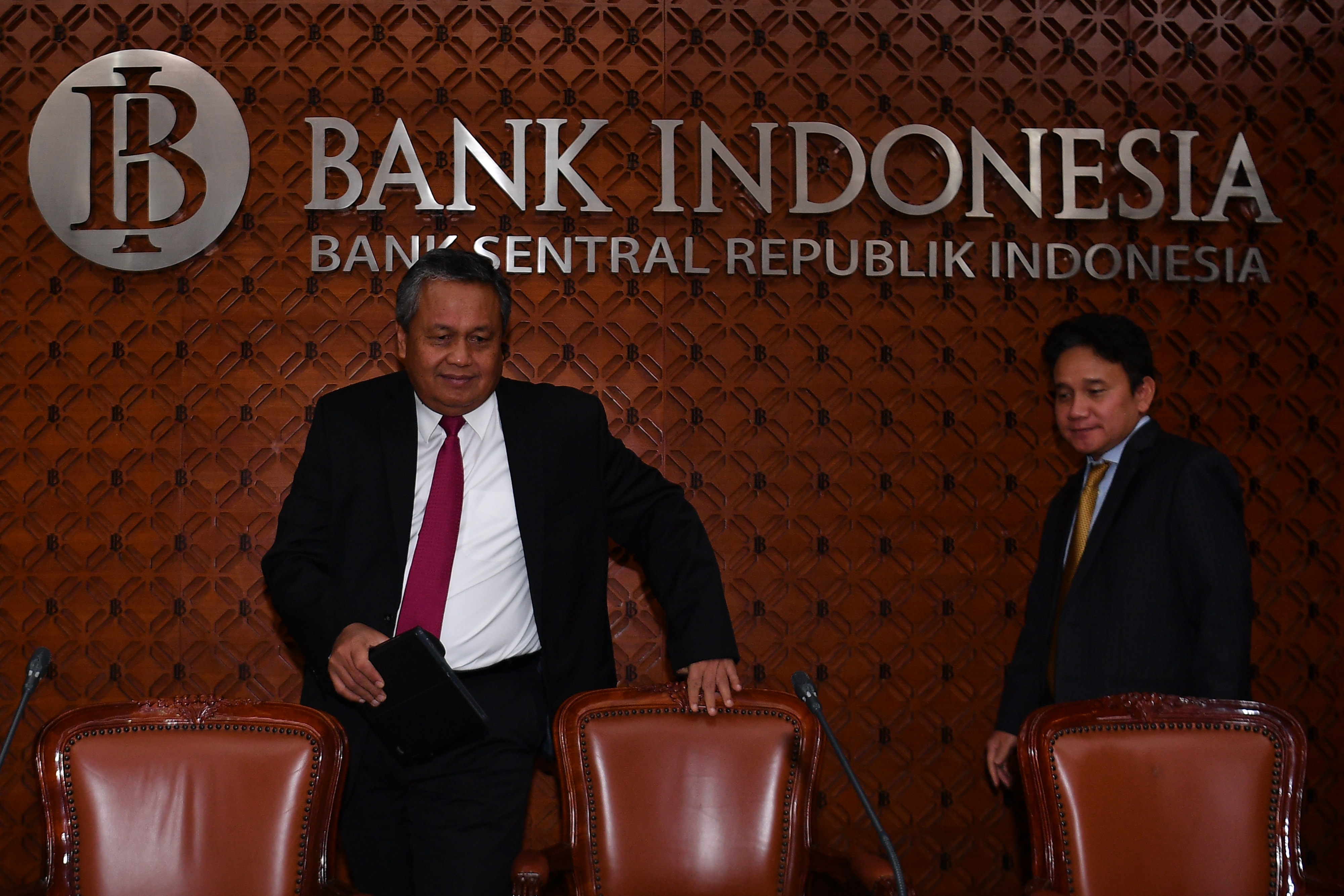Gubernur Bank Indonesia Perry Warjiyo (kiri)