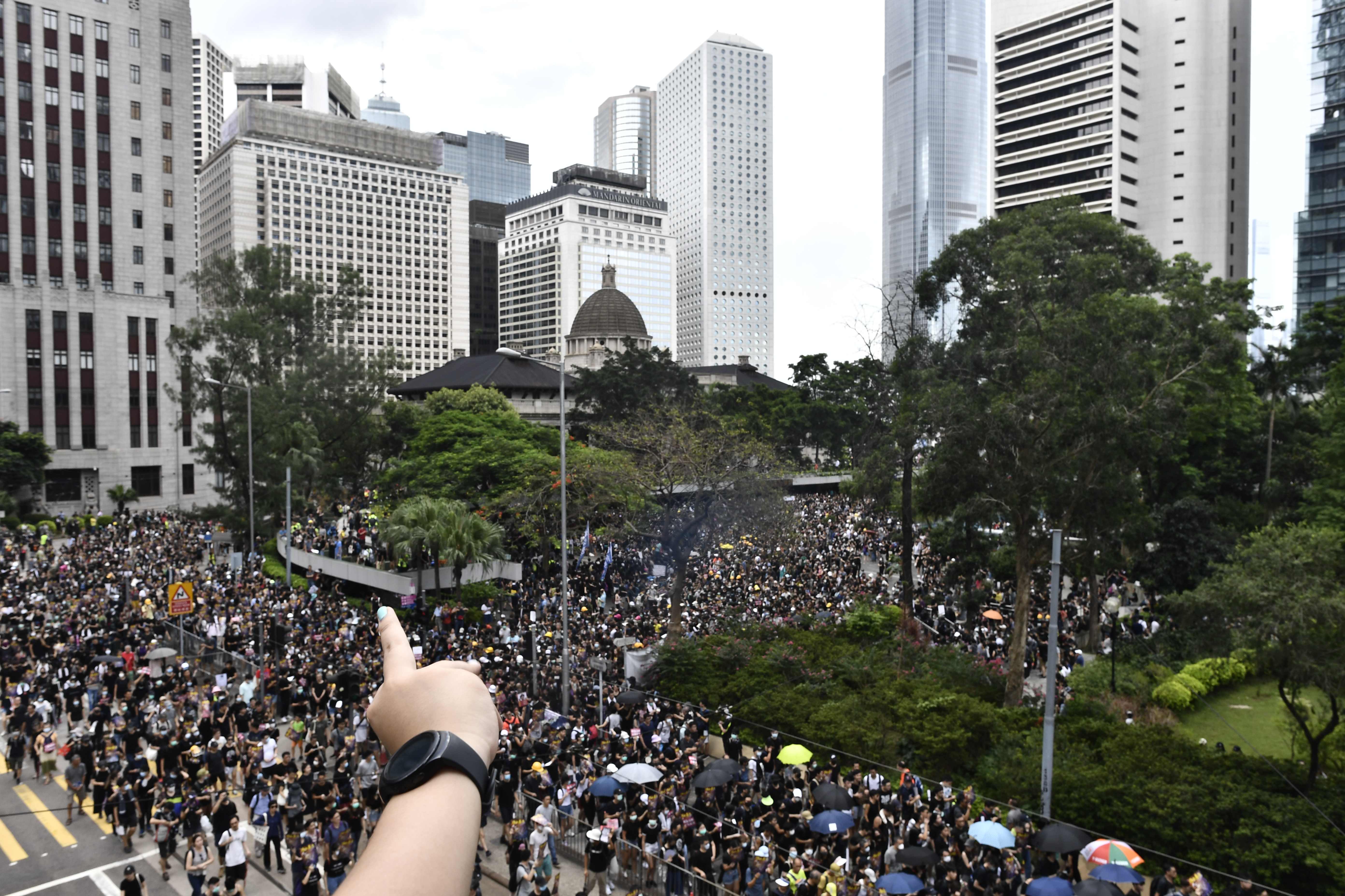 Para demonstran melakukan unjuk rasa di Hong Kong, Sabtu (27/7).