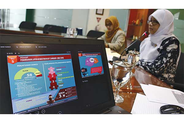 Ketua Bidang Pengawasan Hakim dan Investigasi Komisi Yudisial Sukma Violetta (kanan) bersama Staf Bidang Data dan Informasi KY Festy Rahma