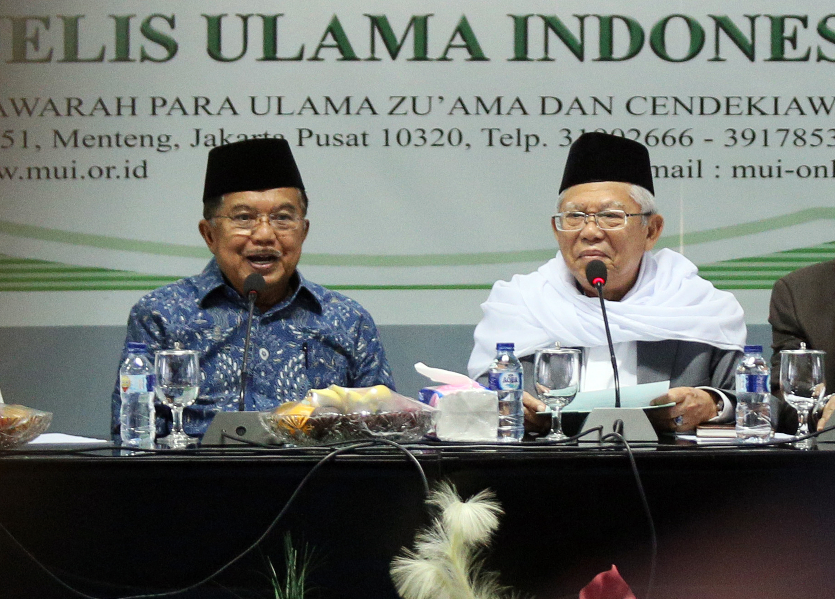  Wakil Presiden Jusuf Kalla (kiri), Ketua MUI K.H. Ma'ruf Amin (tengah) saat pertemuan di Gedung Majelis Ulama Indonesia (MUI) di Jakarta.