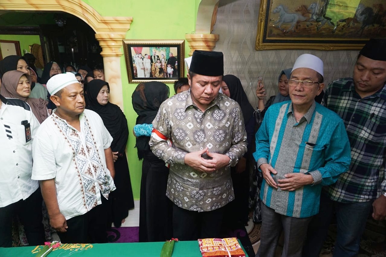 Gubernur Sumsel Herman Deru saat melayat Wiko Jerianda, 14, di rumah duka di Jalan Pertahanan Plaju, Sabtu (20/7).