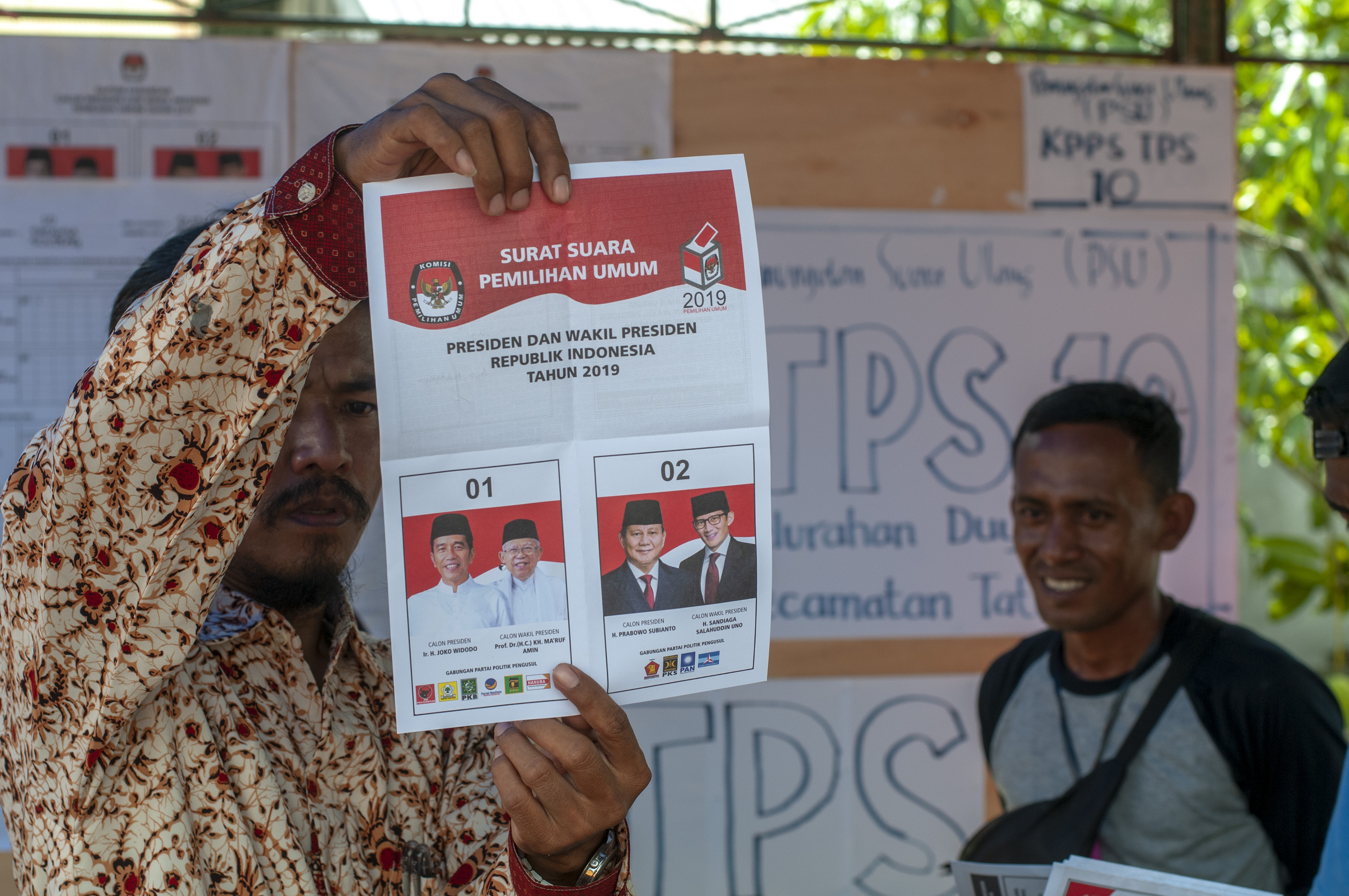 Petugas KPPS menunjukkan kertas suara kepada saksi di TPS 10 Kelurahan Duyu, Palu, Sulawesi Tengah.